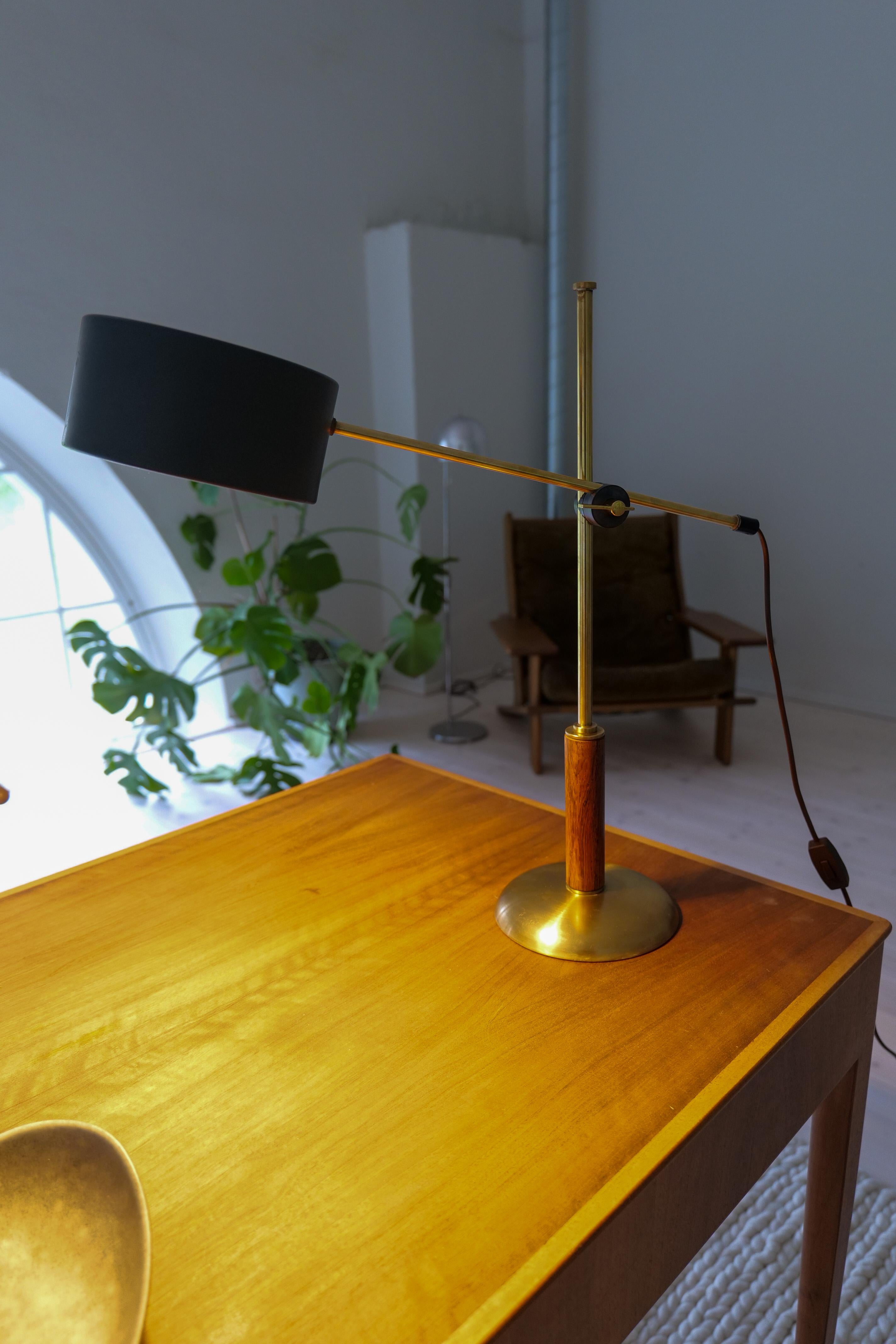 Seltene Tischlampe aus Messing und Nussbaumholz von Einar Bäckström, Schweden, Mitte des Jahrhunderts (Schwedisch) im Angebot