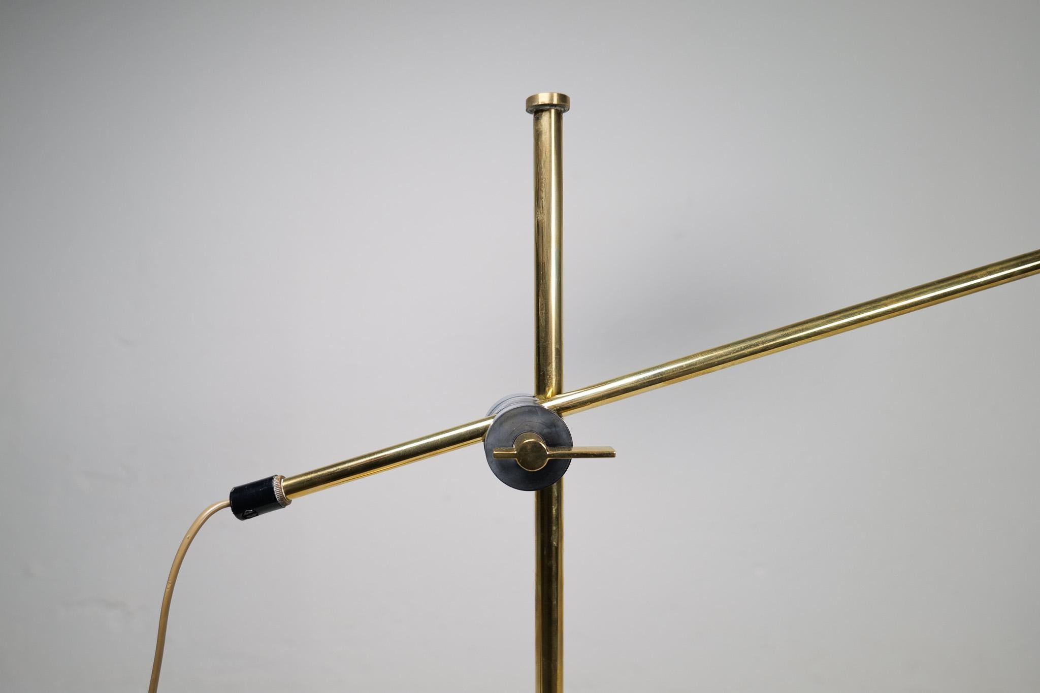 Midcentury Modern Rare Brass and Walnut Table Lamp by Einar Bäckström, Sweden In Good Condition For Sale In Hillringsberg, SE