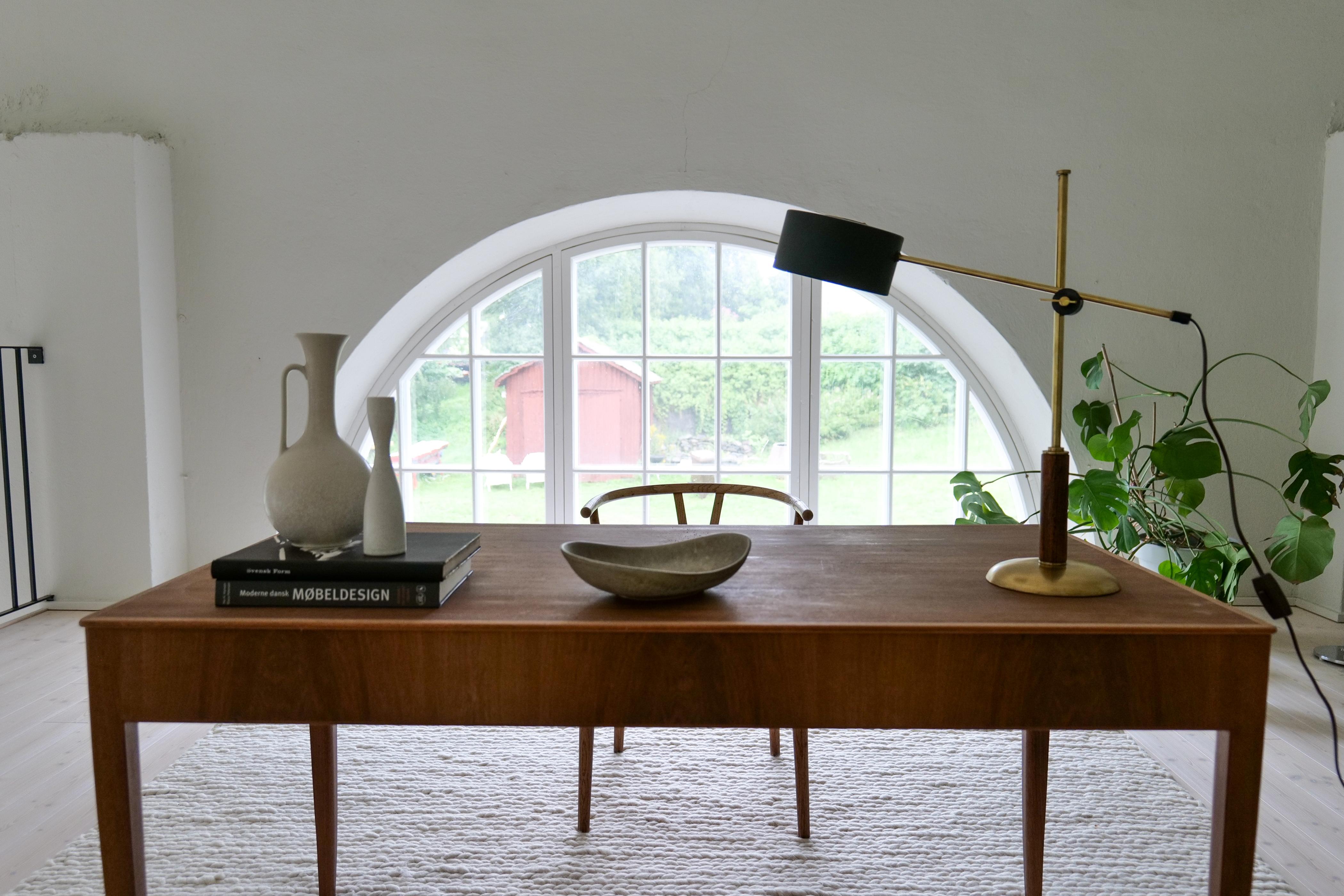 Seltene Tischlampe aus Messing und Nussbaumholz von Einar Bäckström, Schweden, Mitte des Jahrhunderts im Zustand „Gut“ im Angebot in Hillringsberg, SE