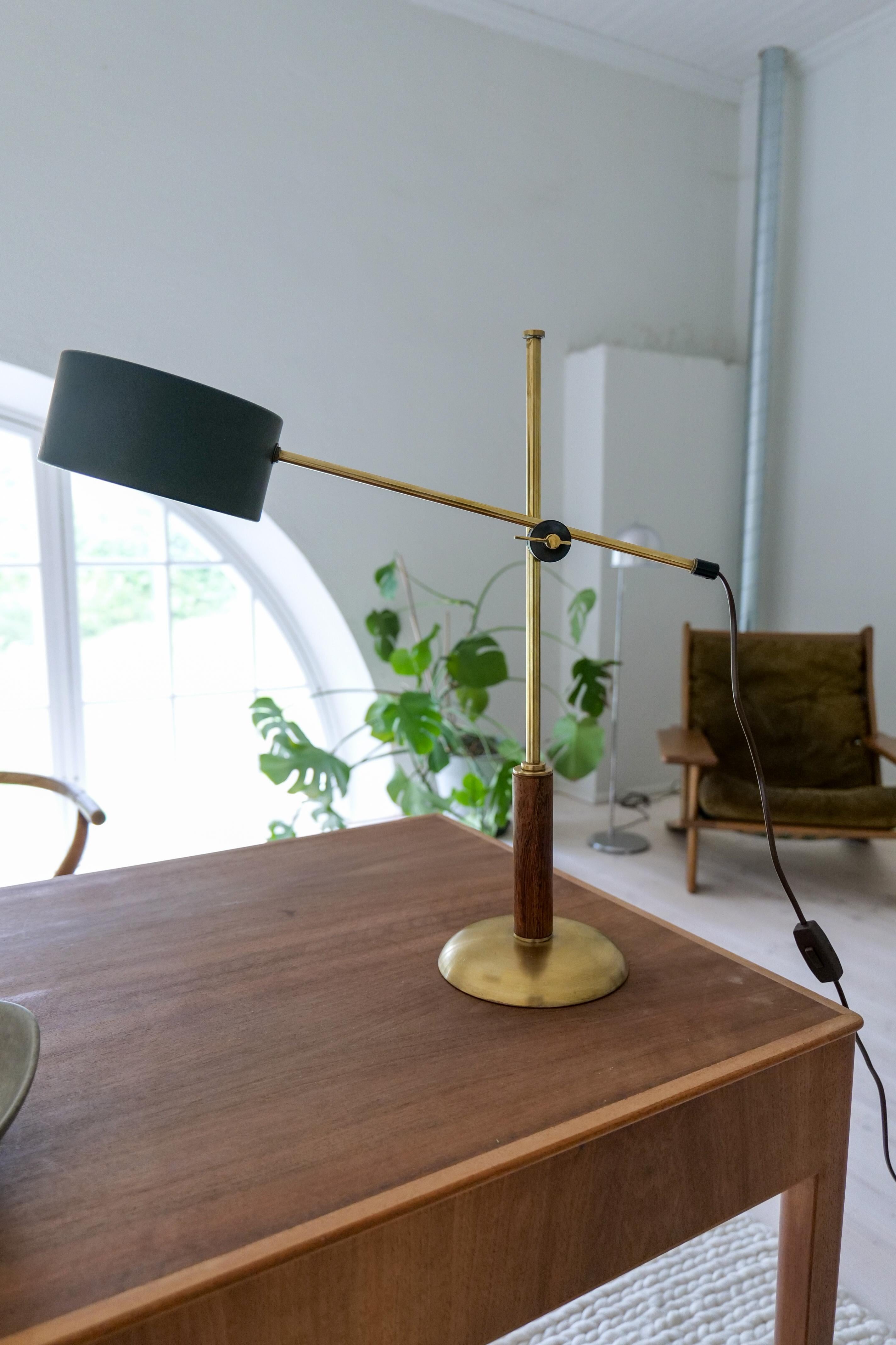 Seltene Tischlampe aus Messing und Nussbaumholz von Einar Bäckström, Schweden, Mitte des Jahrhunderts (Mitte des 20. Jahrhunderts) im Angebot