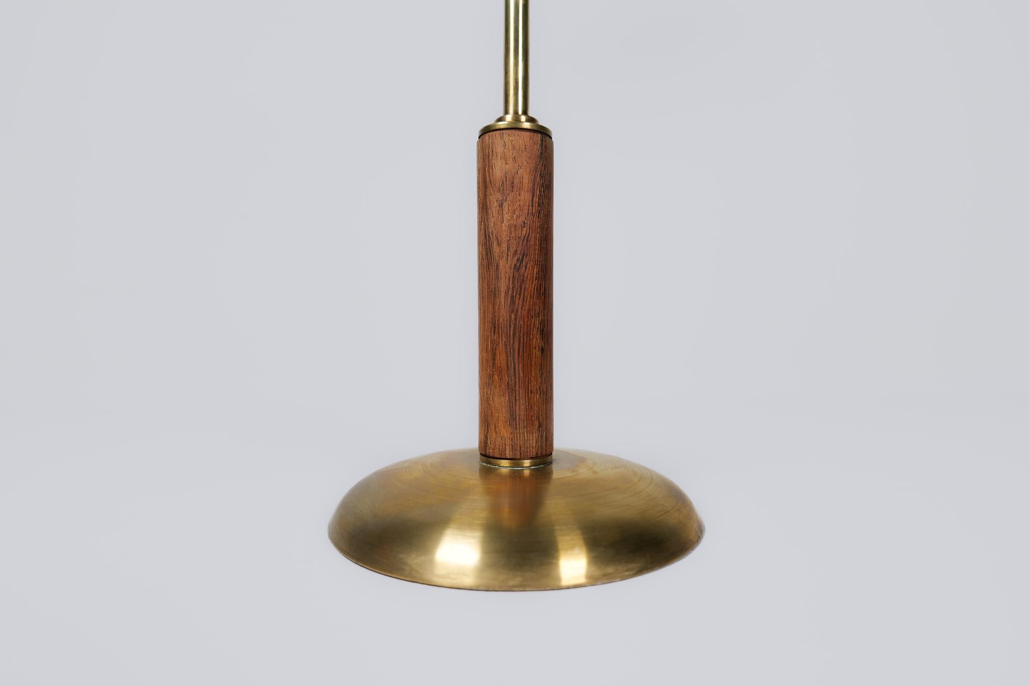 Midcentury Modern Rare Brass and Walnut Table Lamp by Einar Bäckström, Sweden For Sale 1