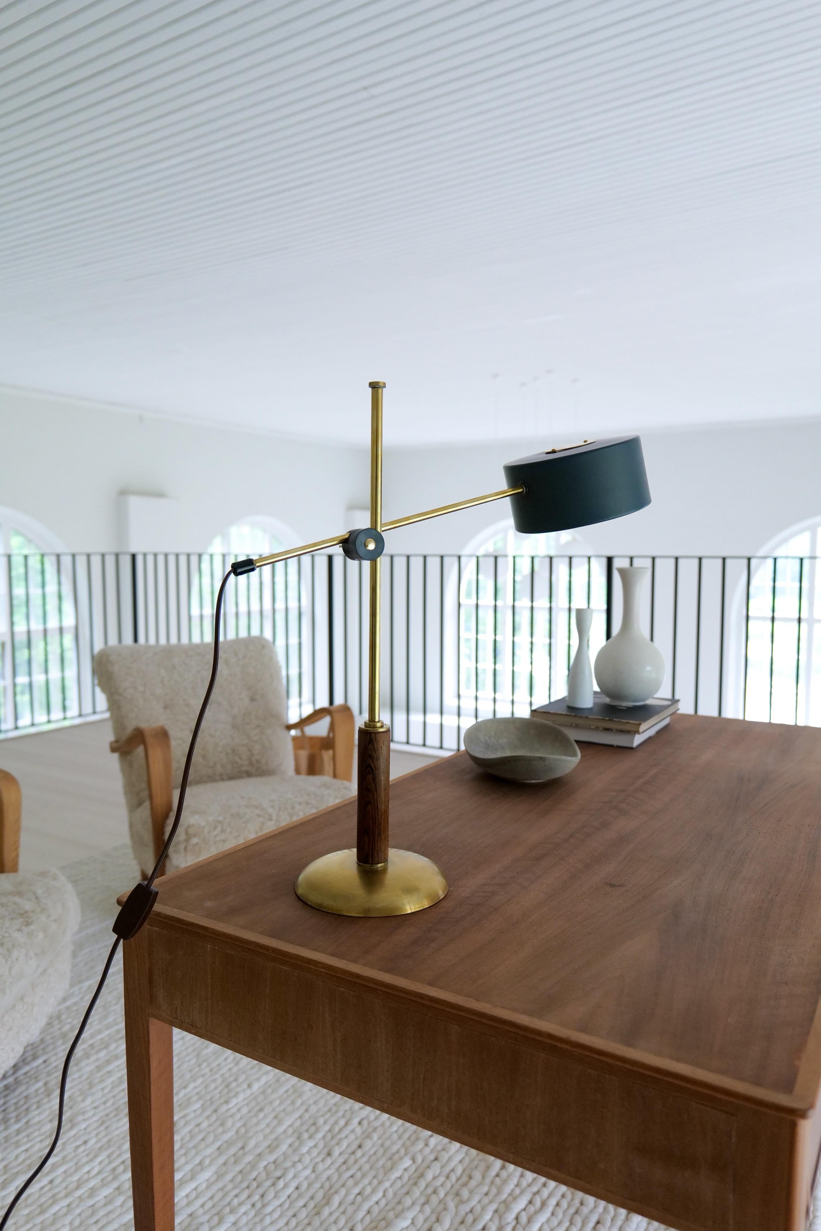 Seltene Tischlampe aus Messing und Nussbaumholz von Einar Bäckström, Schweden, Mitte des Jahrhunderts im Angebot 3