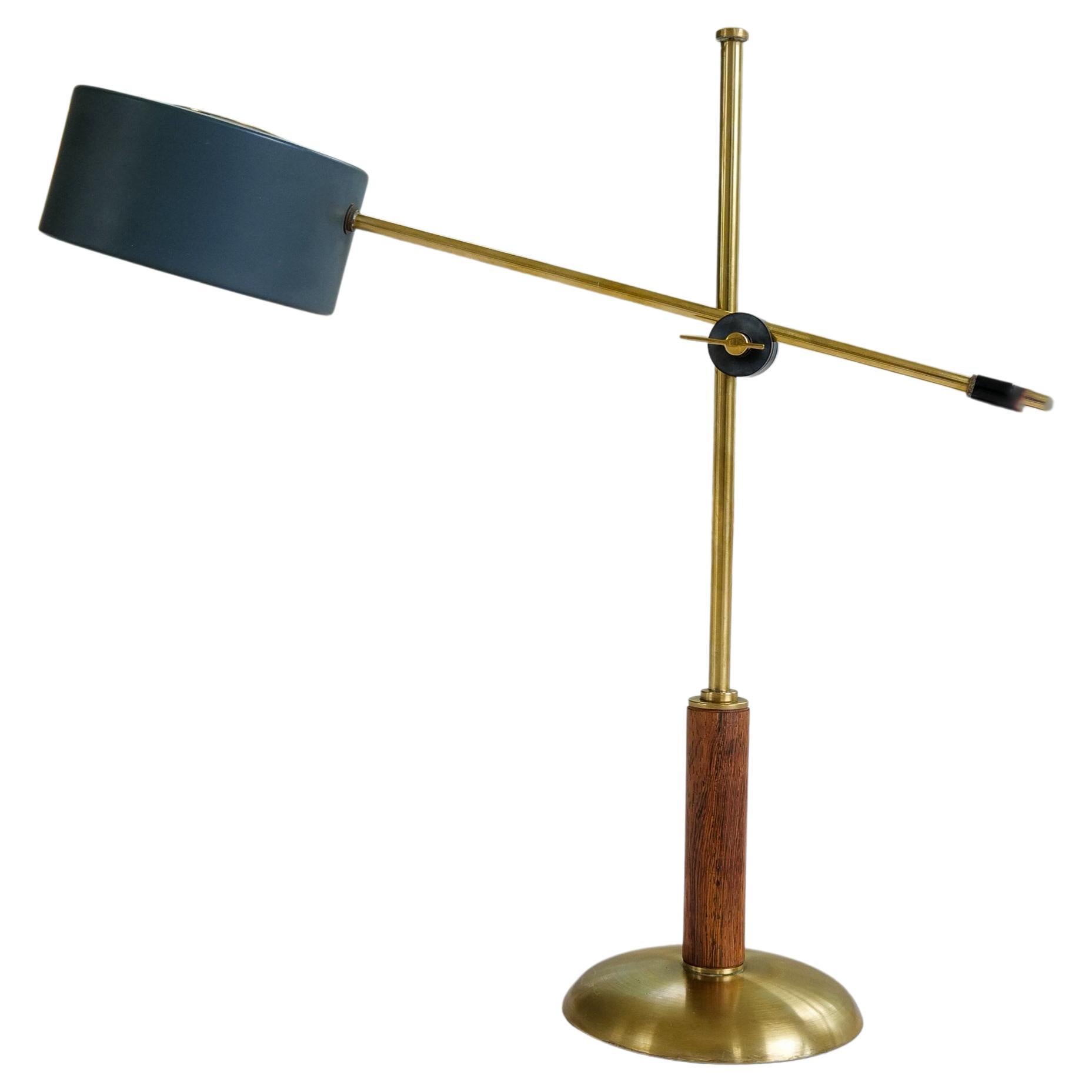 Seltene Tischlampe aus Messing und Nussbaumholz von Einar Bäckström, Schweden, Mitte des Jahrhunderts im Angebot