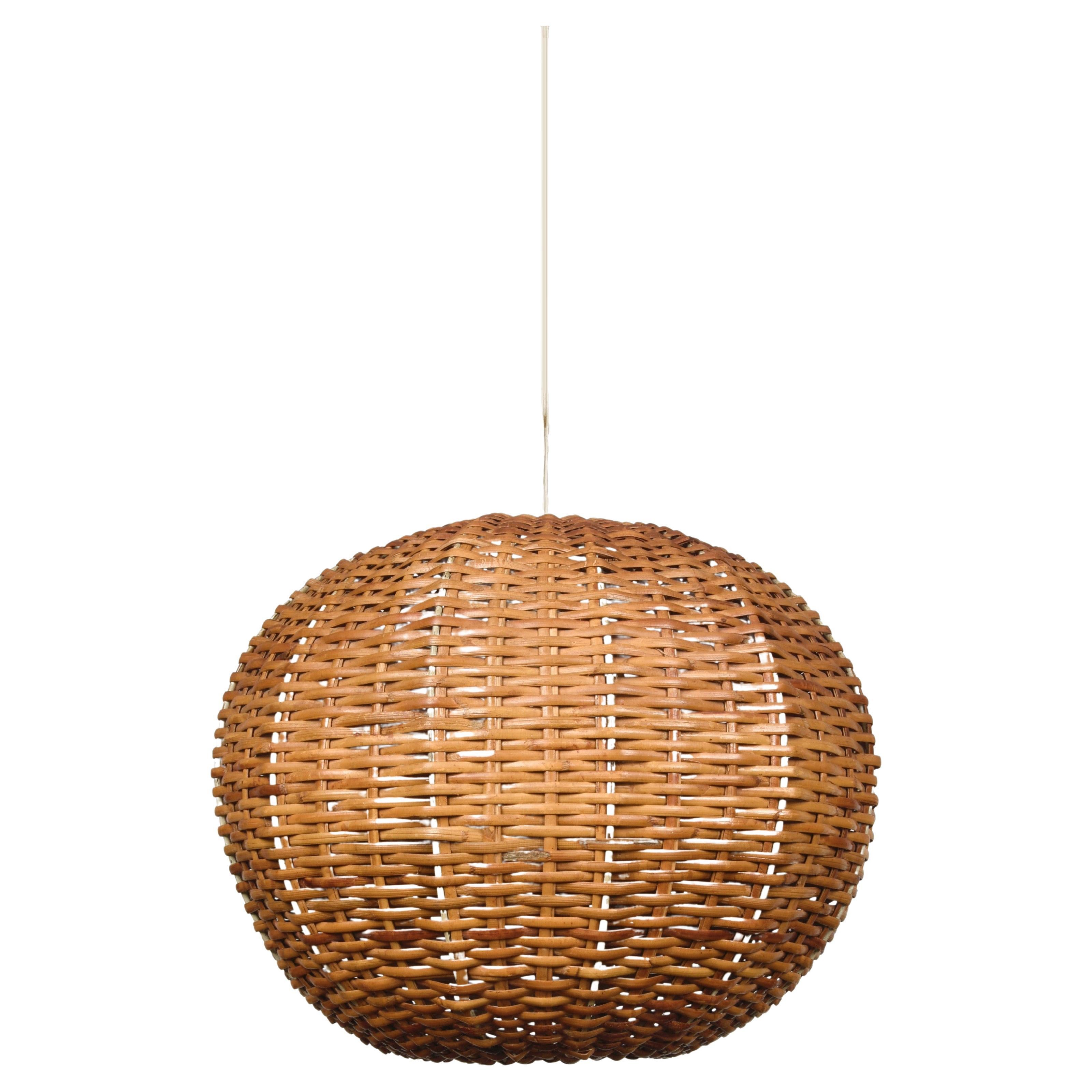 Lovely mid-century rattan spherical modern pendant lamp or hanging light. This fantastic piece was manufactured in Italy during the 1960s.

This item is wonderful as the rattan is modified to give the chandelier a spherical shape, it comes with a