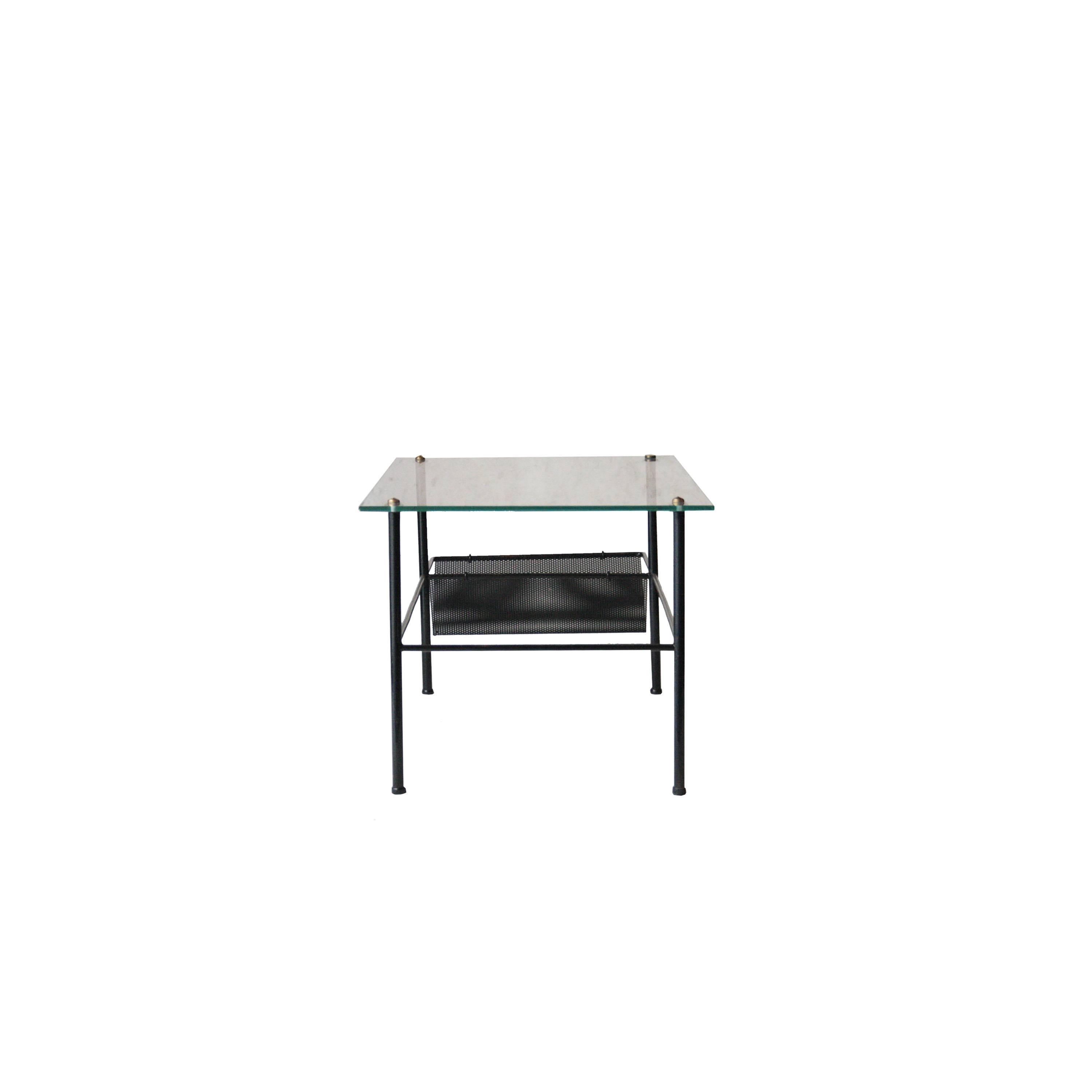 Mesa de centro con estructura metálica lacada en negro con tapa de cristal y revistero de chapa perforada de Mathieu Matégot