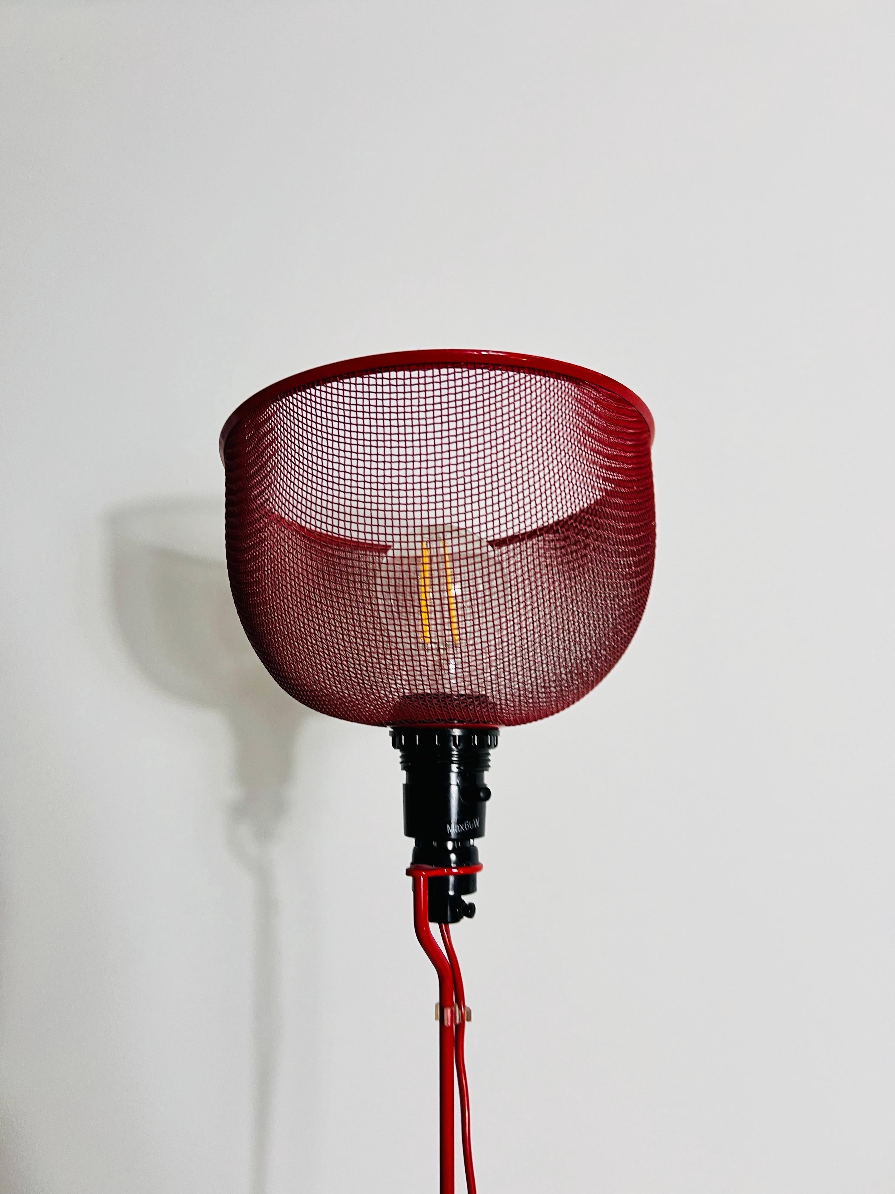 Lampadaire italien rouge mi-siècle moderne, 1970 Bon état - En vente à Hagenbach, DE