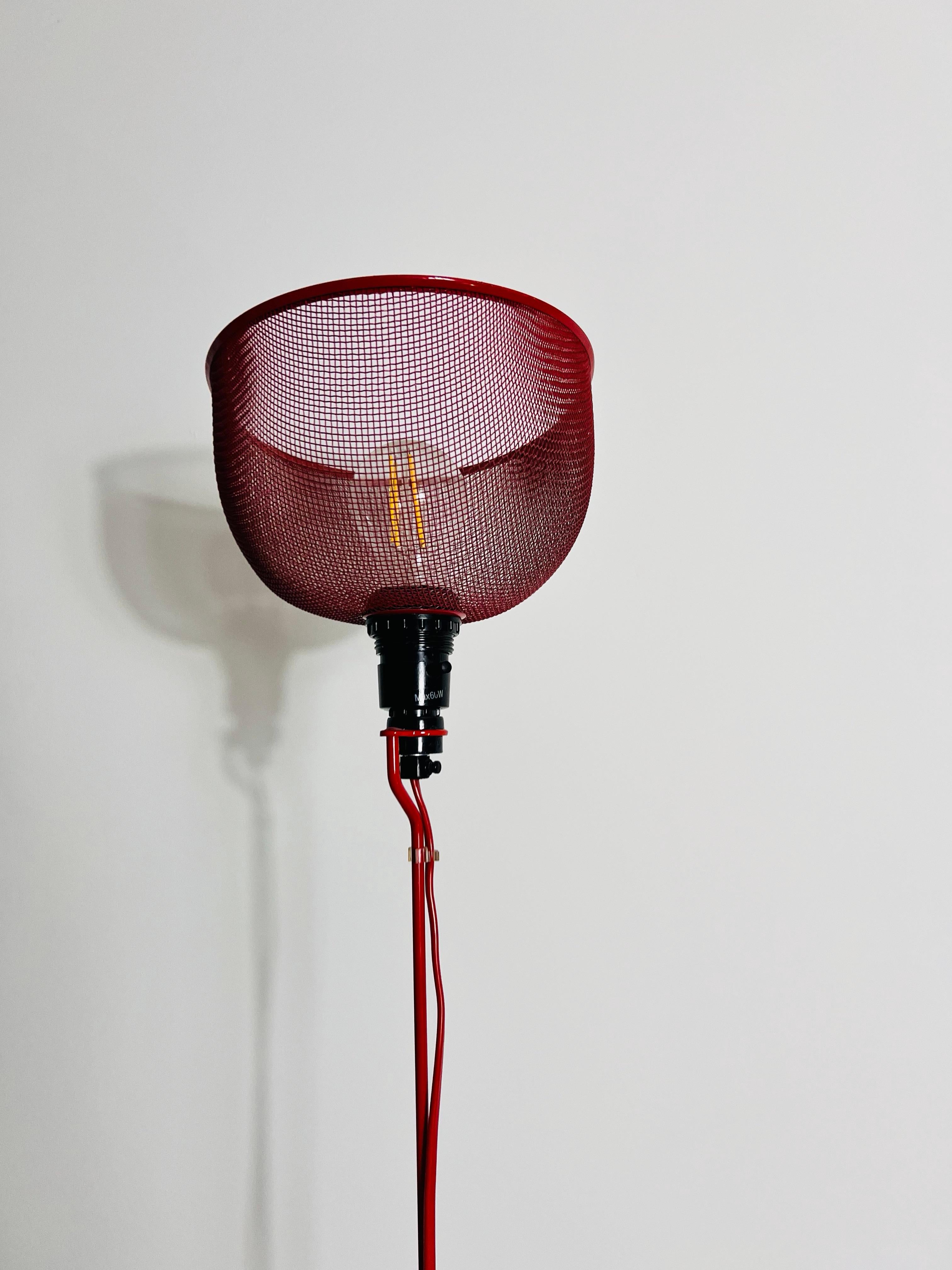 Fin du 20e siècle Lampadaire italien rouge mi-siècle moderne, 1970 en vente