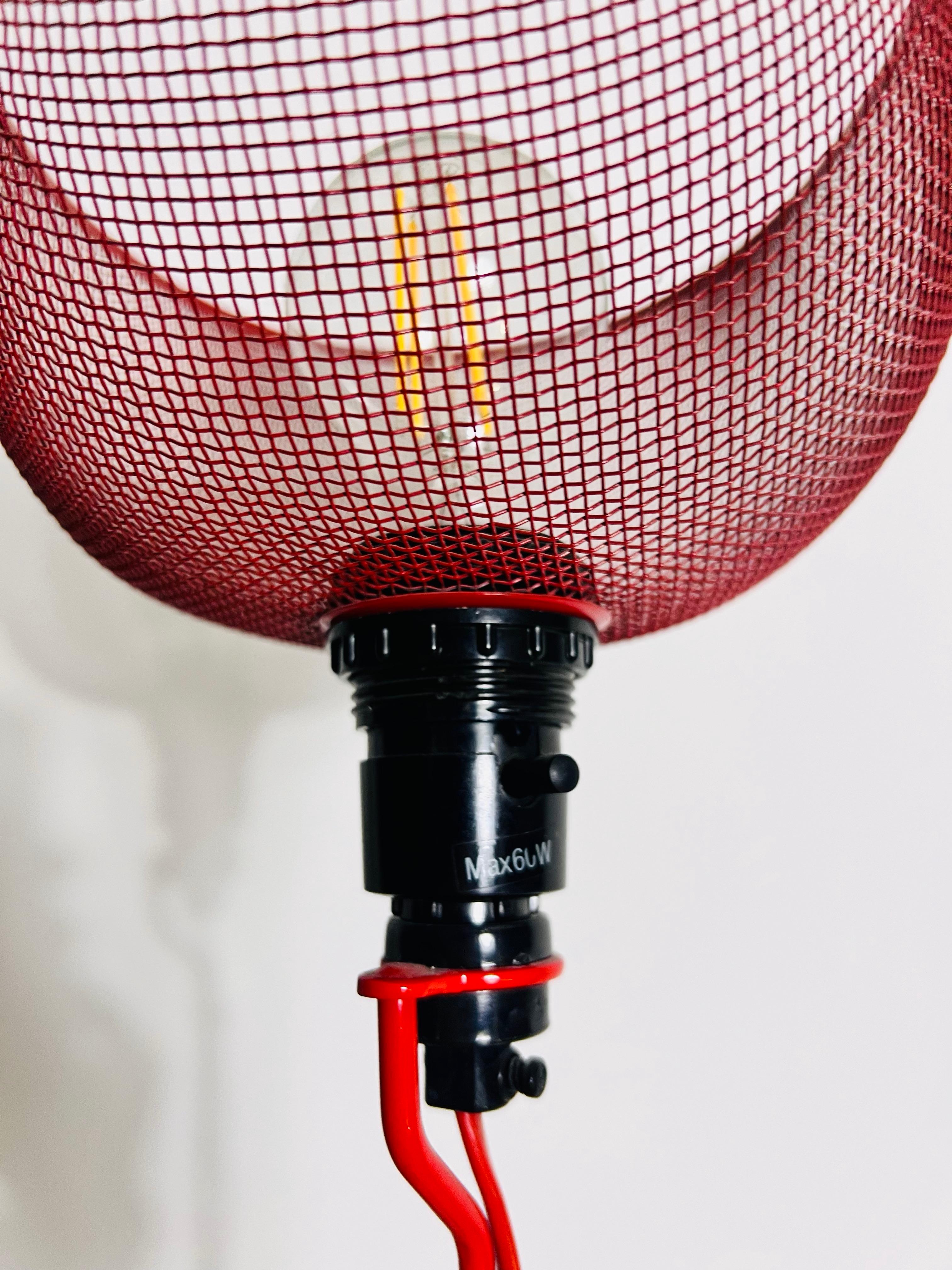 Métal Lampadaire italien rouge mi-siècle moderne, 1970 en vente