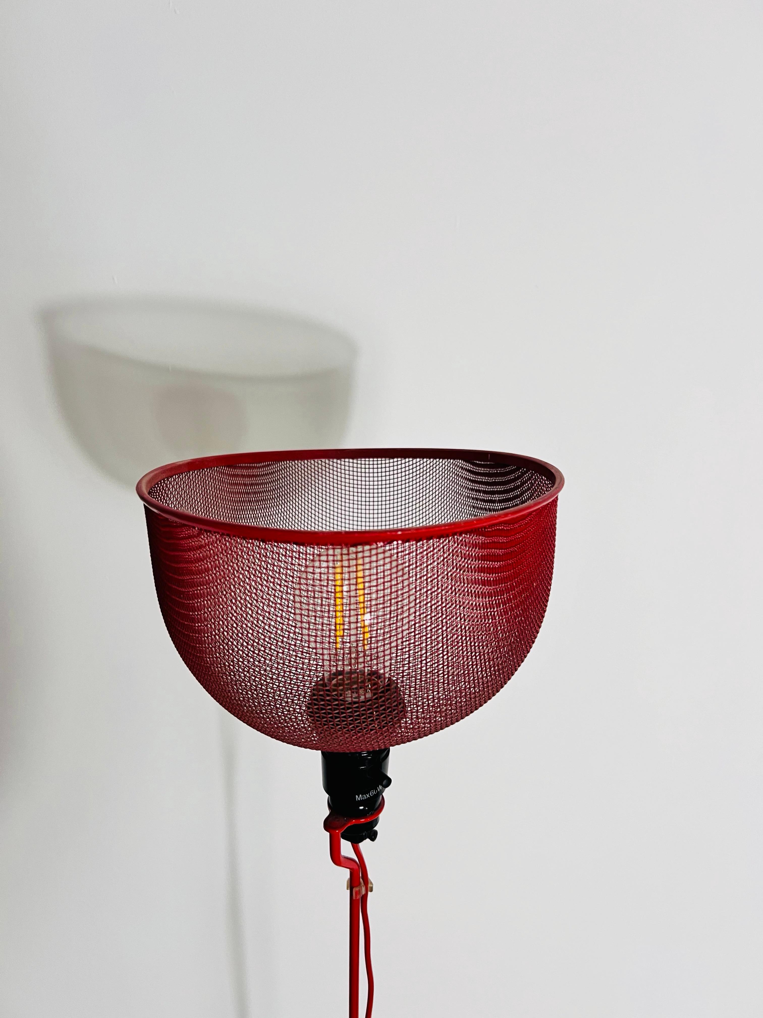 Lampadaire italien rouge mi-siècle moderne, 1970 en vente 2