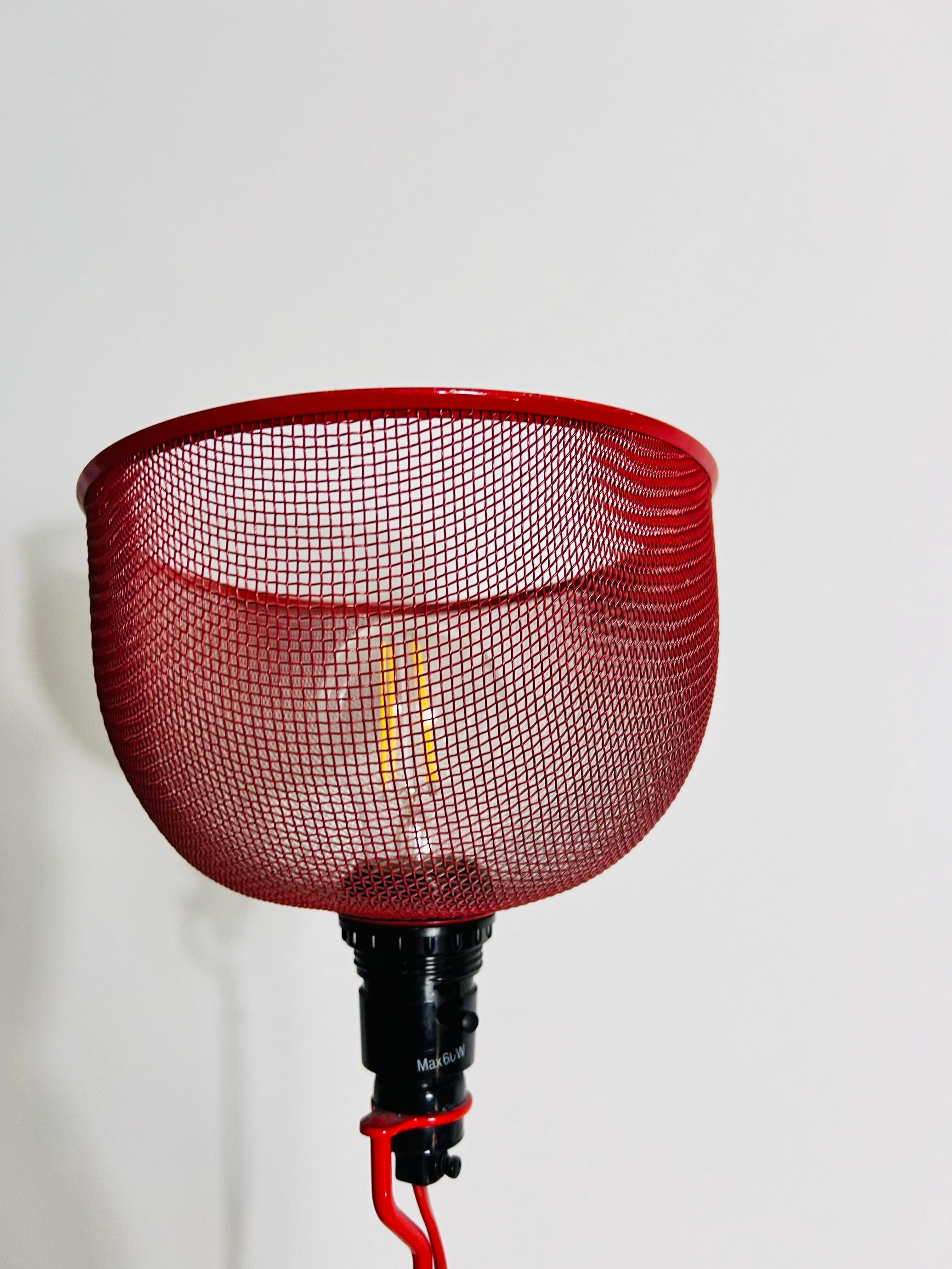 Lampadaire italien rouge mi-siècle moderne, 1970 en vente 3