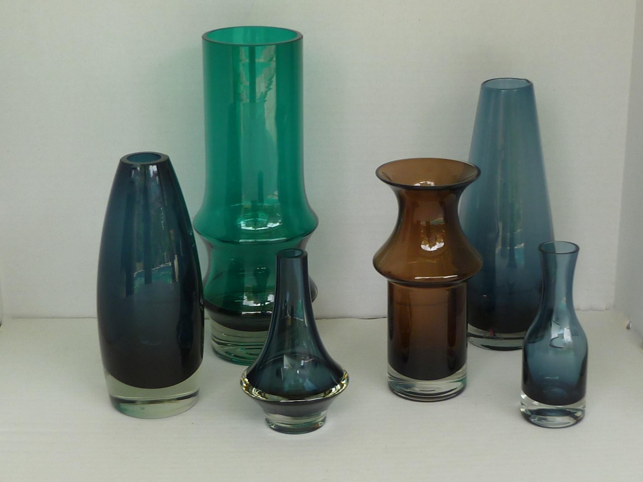 Mid-Century Modern Riihimaki Lasi Oy Petite Blue Blown Glass Vase, Finland, 1951 1