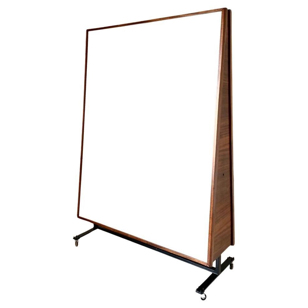 Separador de ambientes enrollable vintage, Italia Años 50

Este separador de ambientes vintage de madera enrollable es una pieza única y funcional del diseño italiano de los años 50. Utilizada originalmente en el cine como paneles de doble cara para