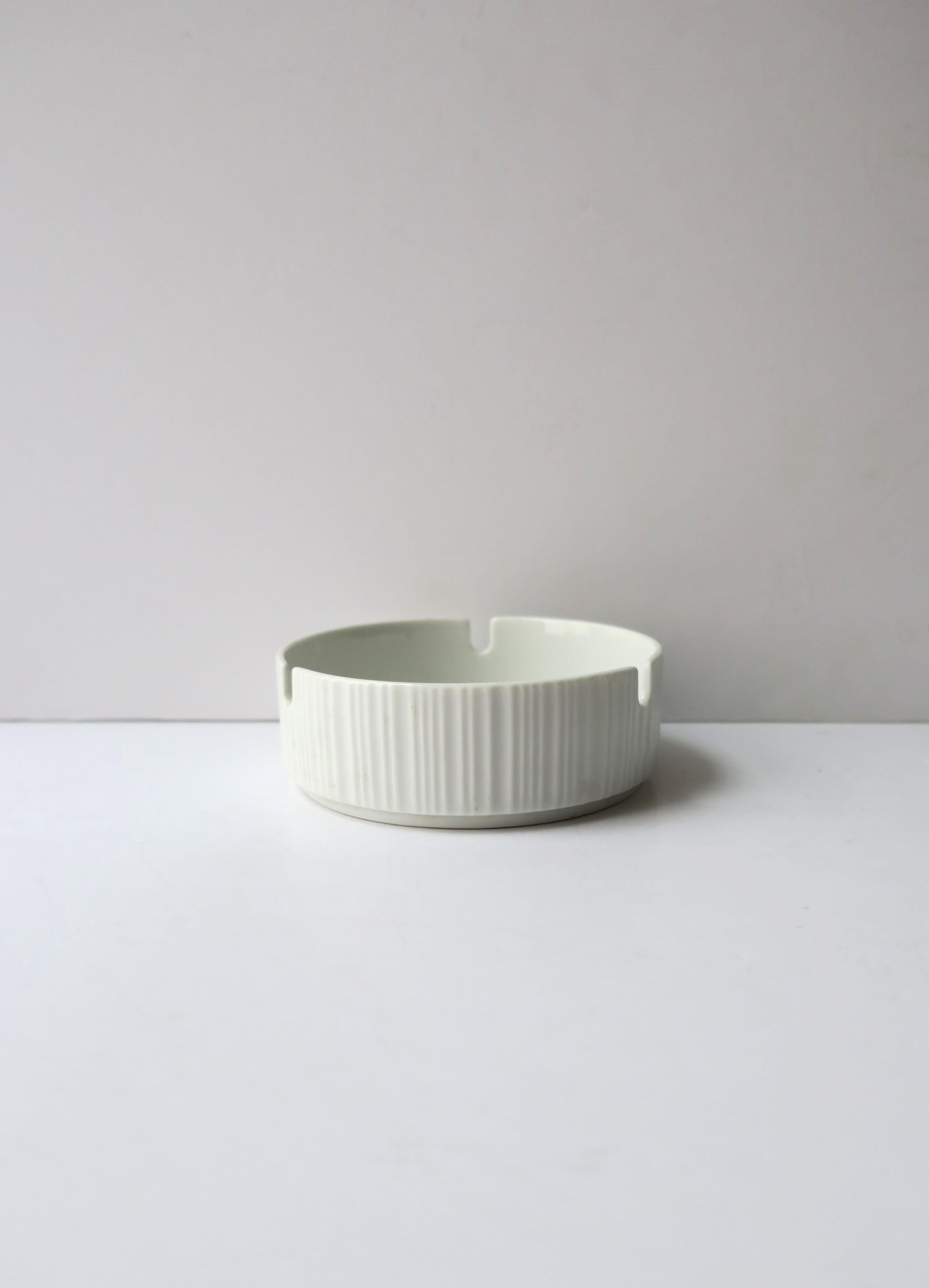 Porcelaine Cendrier Rosenthal Studio Line moderne du milieu du siècle Catchall Tapio Wirkkala en vente