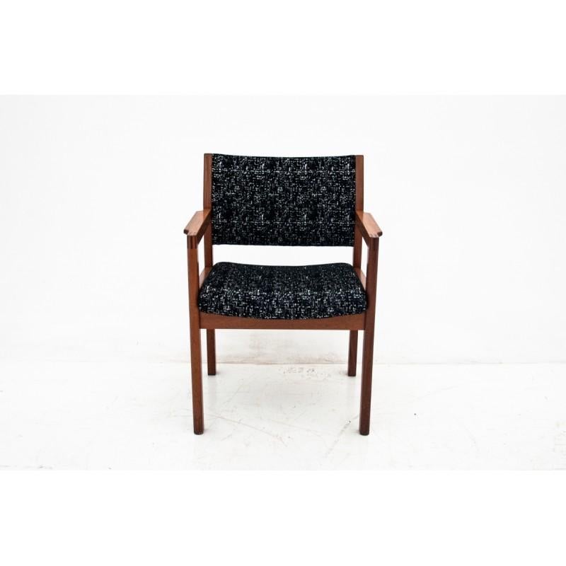 This armchair is made of rosewood, it has its original leather upholstery. It comes from Scandinavia from the 1960s. Reupholstered in black and white material.