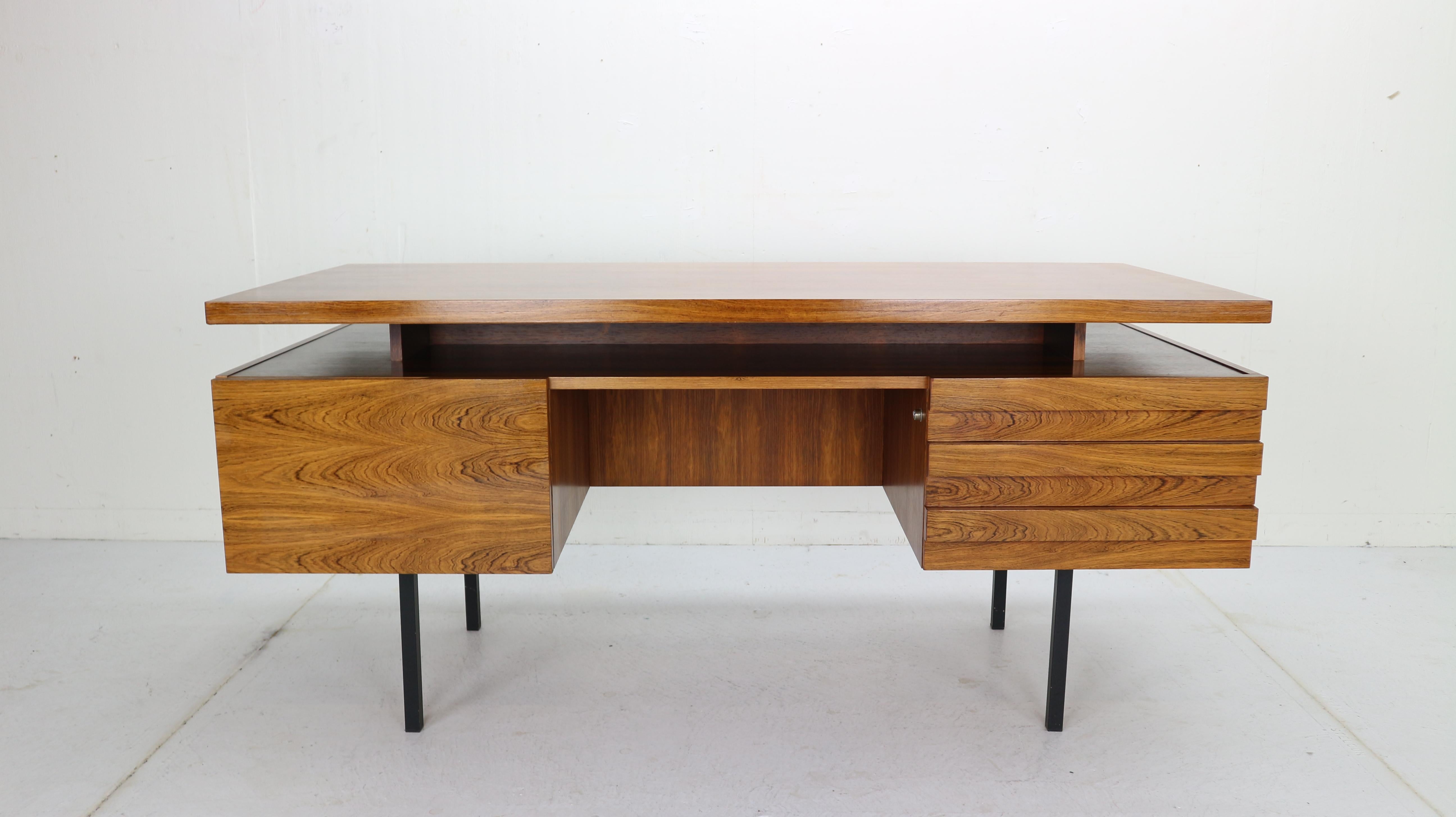 leo desk