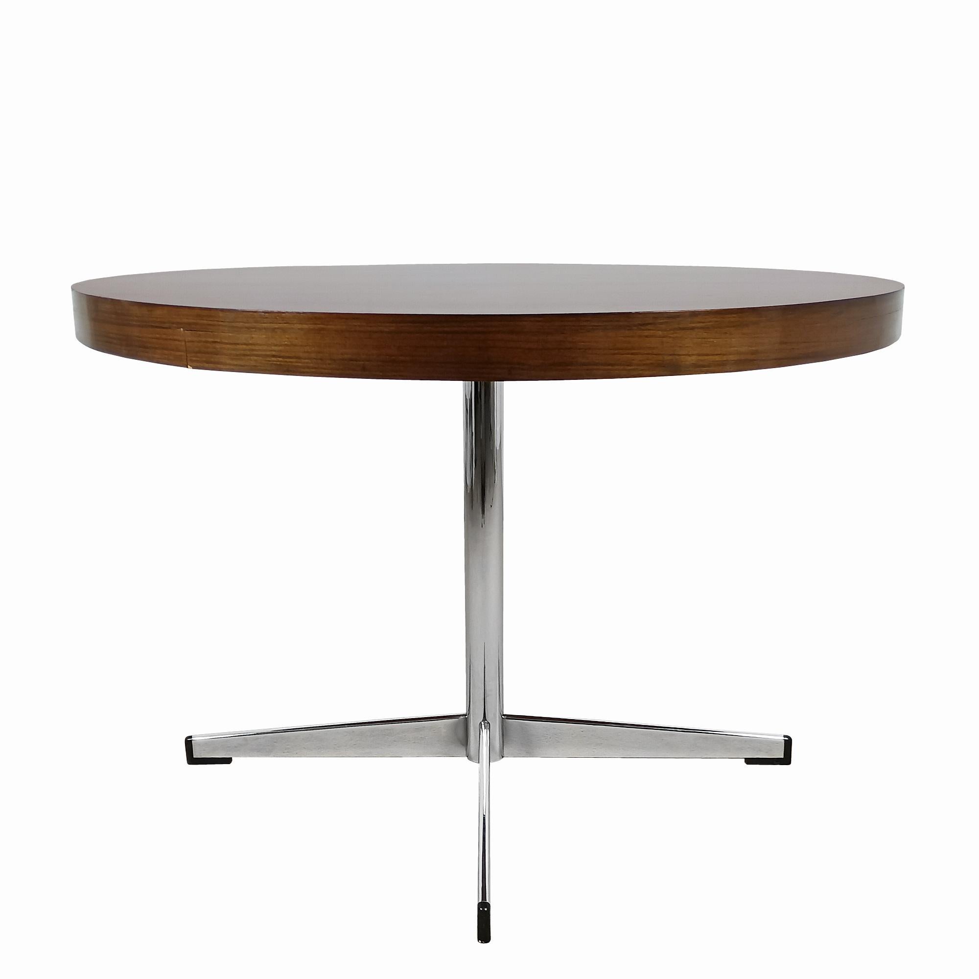 Round table with central foot in nickel-plated steel and black lacquered clogs, solid wood top in walnut veneer. Very nice quality.

Barcelona, Spain c. 1960.

 