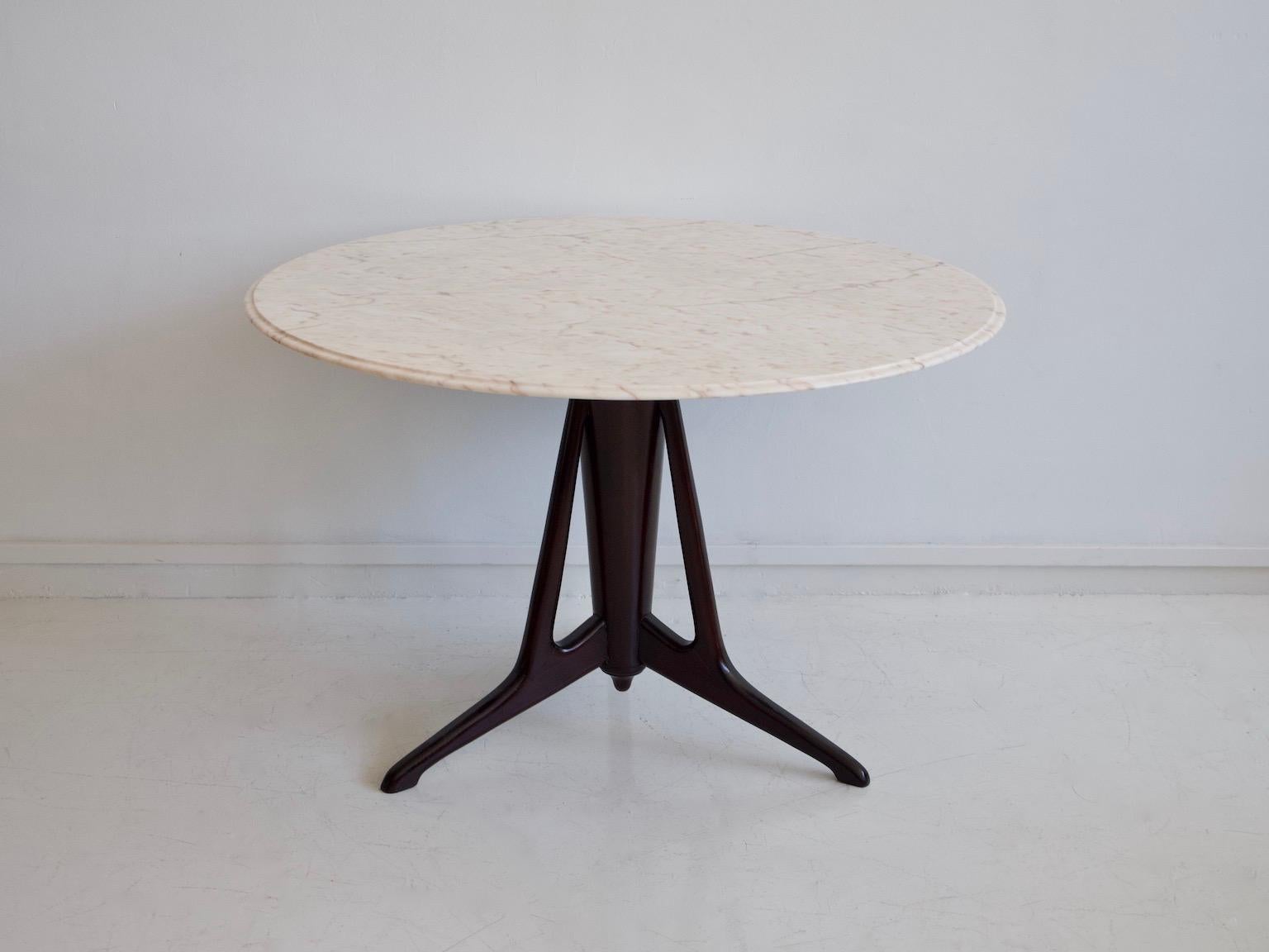 Round ebonized mahogany dining table with marble top attributed to Ico Parisi. Manufactured in Italy in the 1950s.