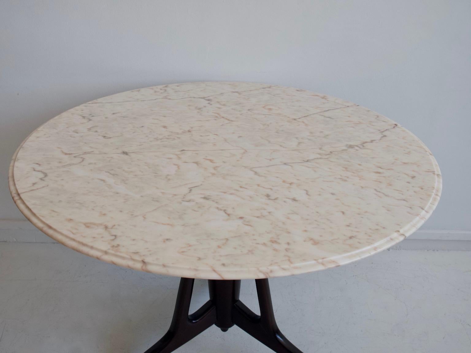 Midcentury Modern Round Marble and Ebonized Wood Dining Table In Good Condition For Sale In Madrid, ES