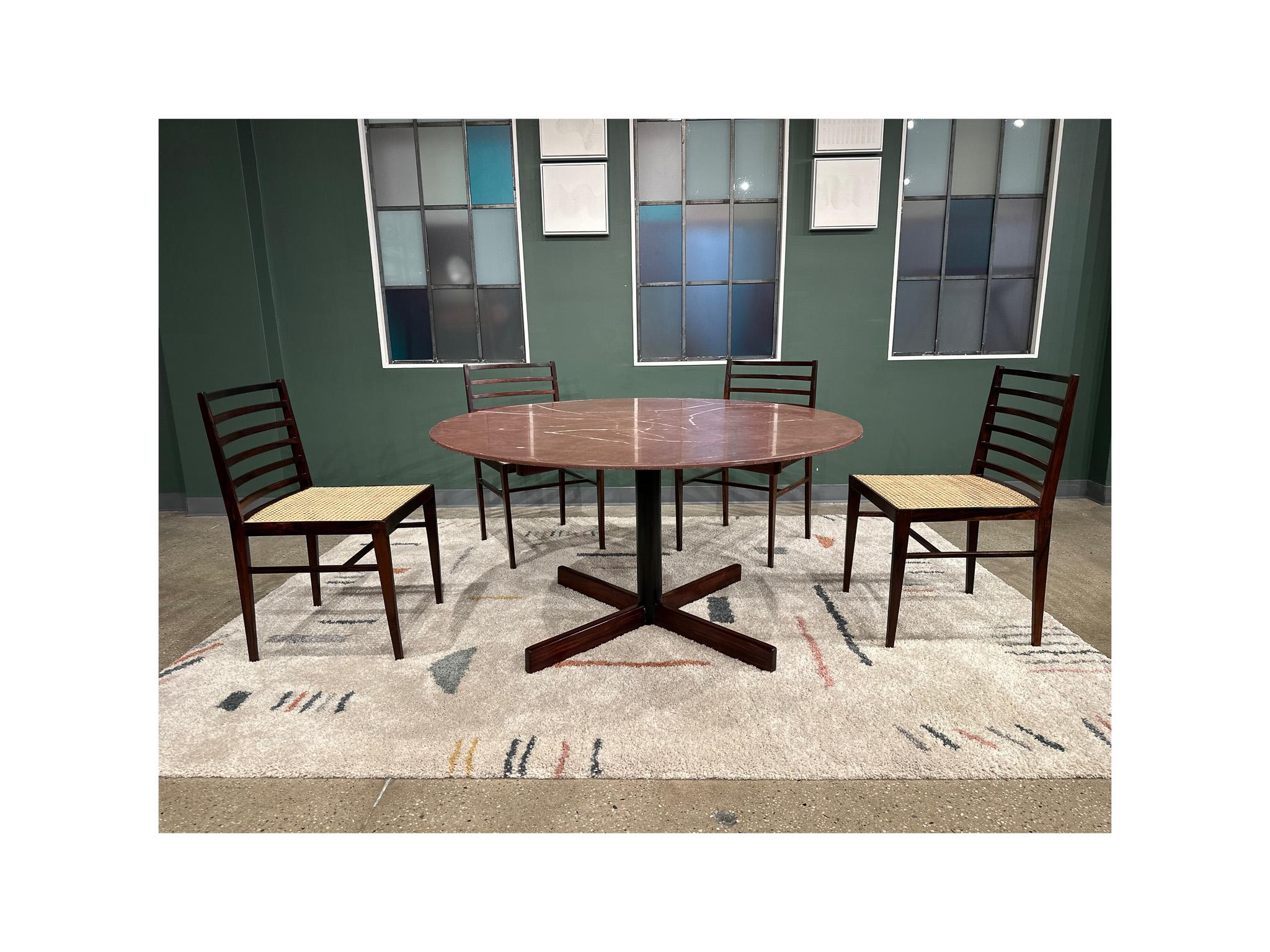 Table ronde moderne du milieu du siècle en bois de feuillus et granit de Jorge Zalszupin, Brésil Bon état - En vente à New York, NY