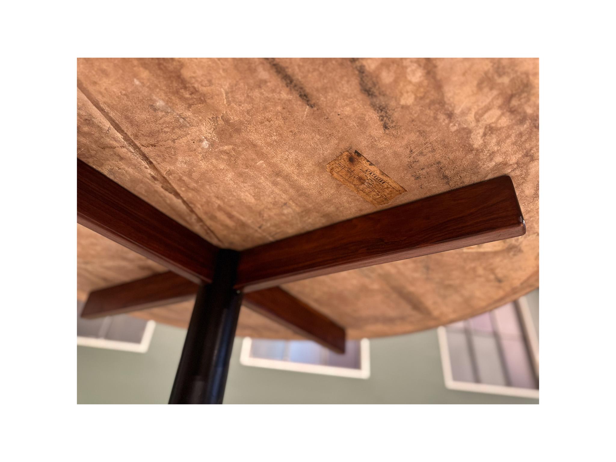 Table ronde moderne du milieu du siècle en bois de feuillus et granit de Jorge Zalszupin, Brésil en vente 4
