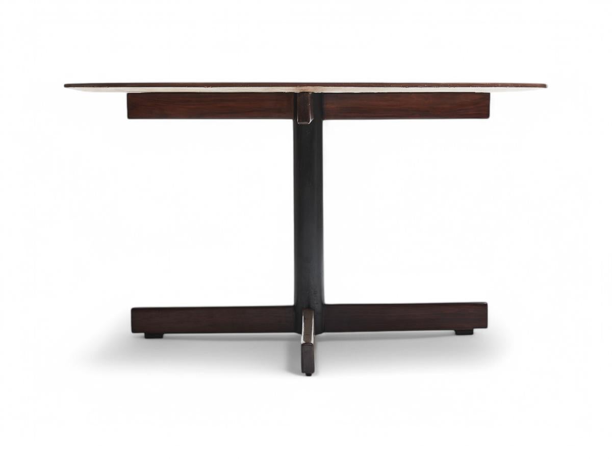 Disponible aujourd'hui, cette table à manger ronde en bois dur et granit, conçue par Jorge Zalszupin dans les années soixante, est exquise.

La table se compose d'un plateau en granit et d'une base en forme de 