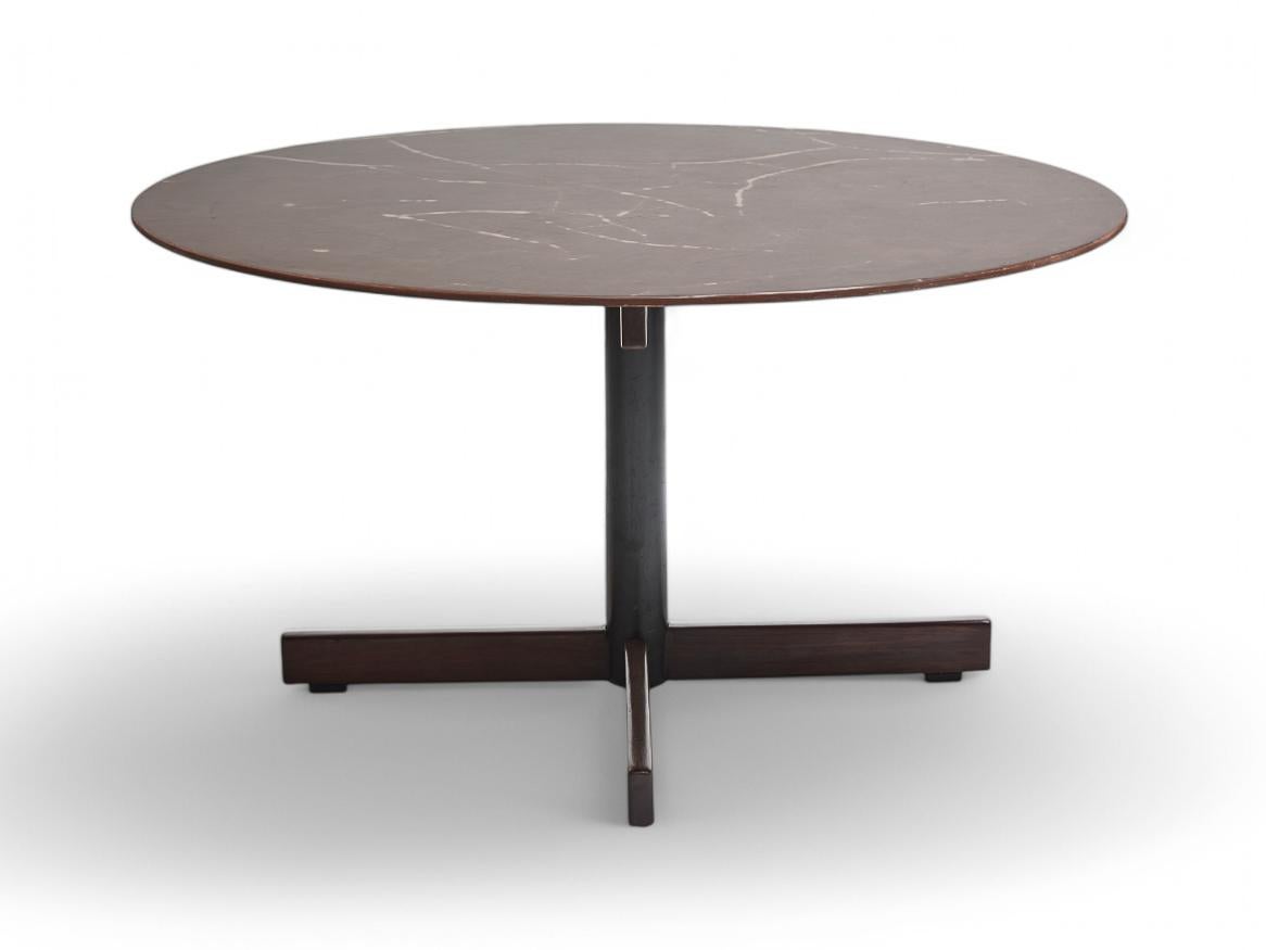 Brésilien Table ronde moderne du milieu du siècle en bois de feuillus et granit de Jorge Zalszupin, Brésil en vente