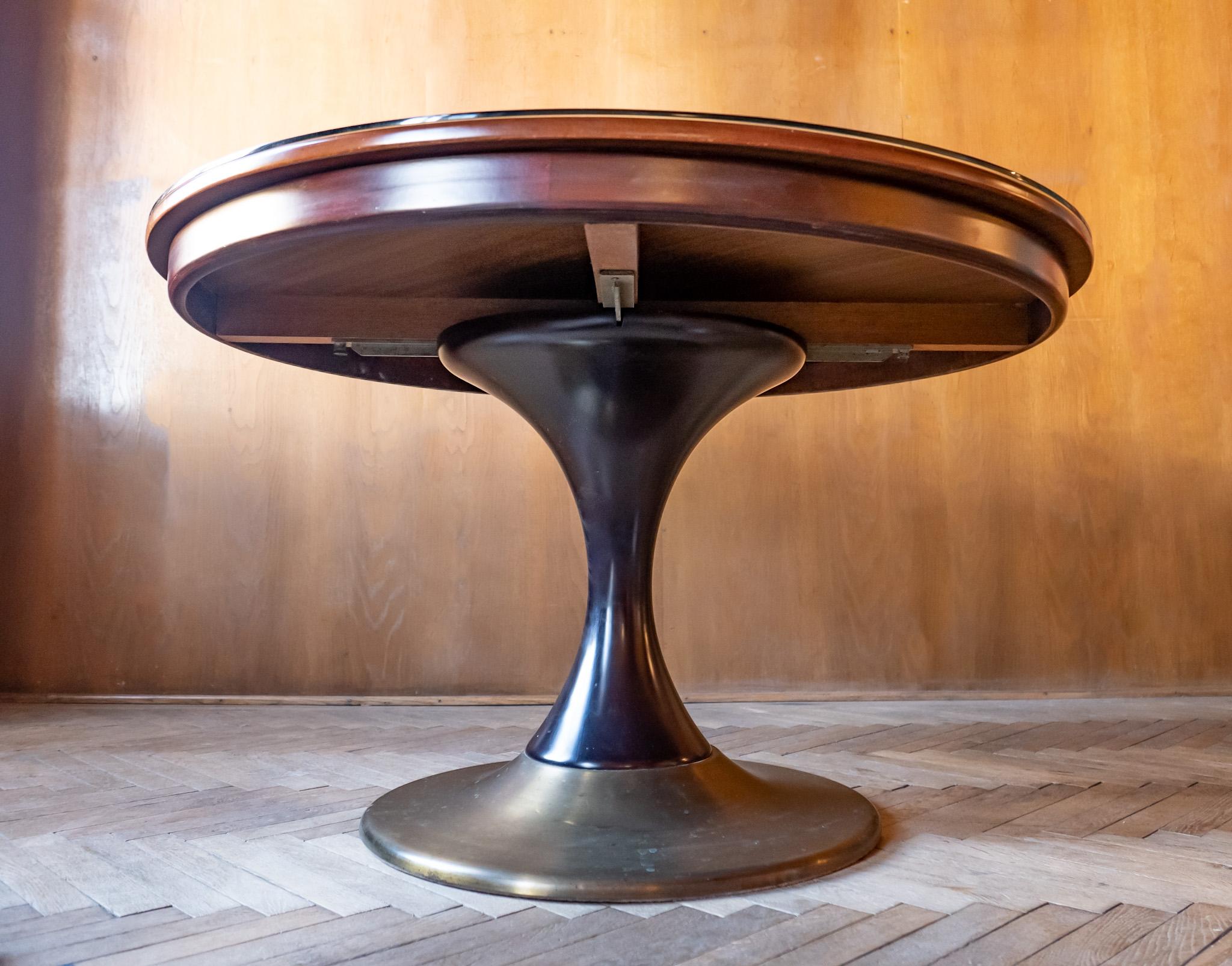 Placage Table de salle à manger ronde en bois et laiton The Moderns, Italie, années 1950 en vente