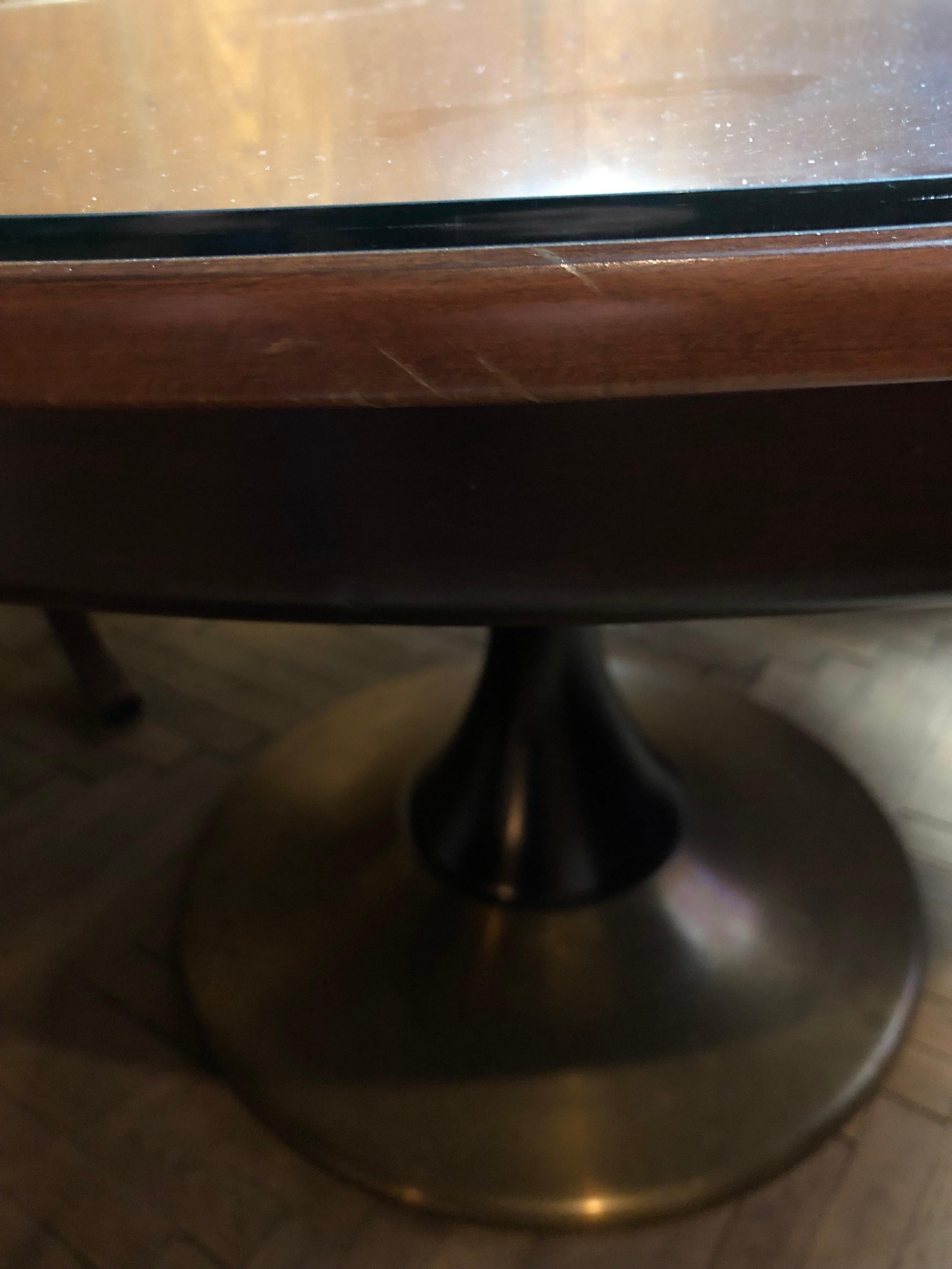 Table de salle à manger ronde en bois et laiton The Moderns, Italie, années 1950 en vente 1