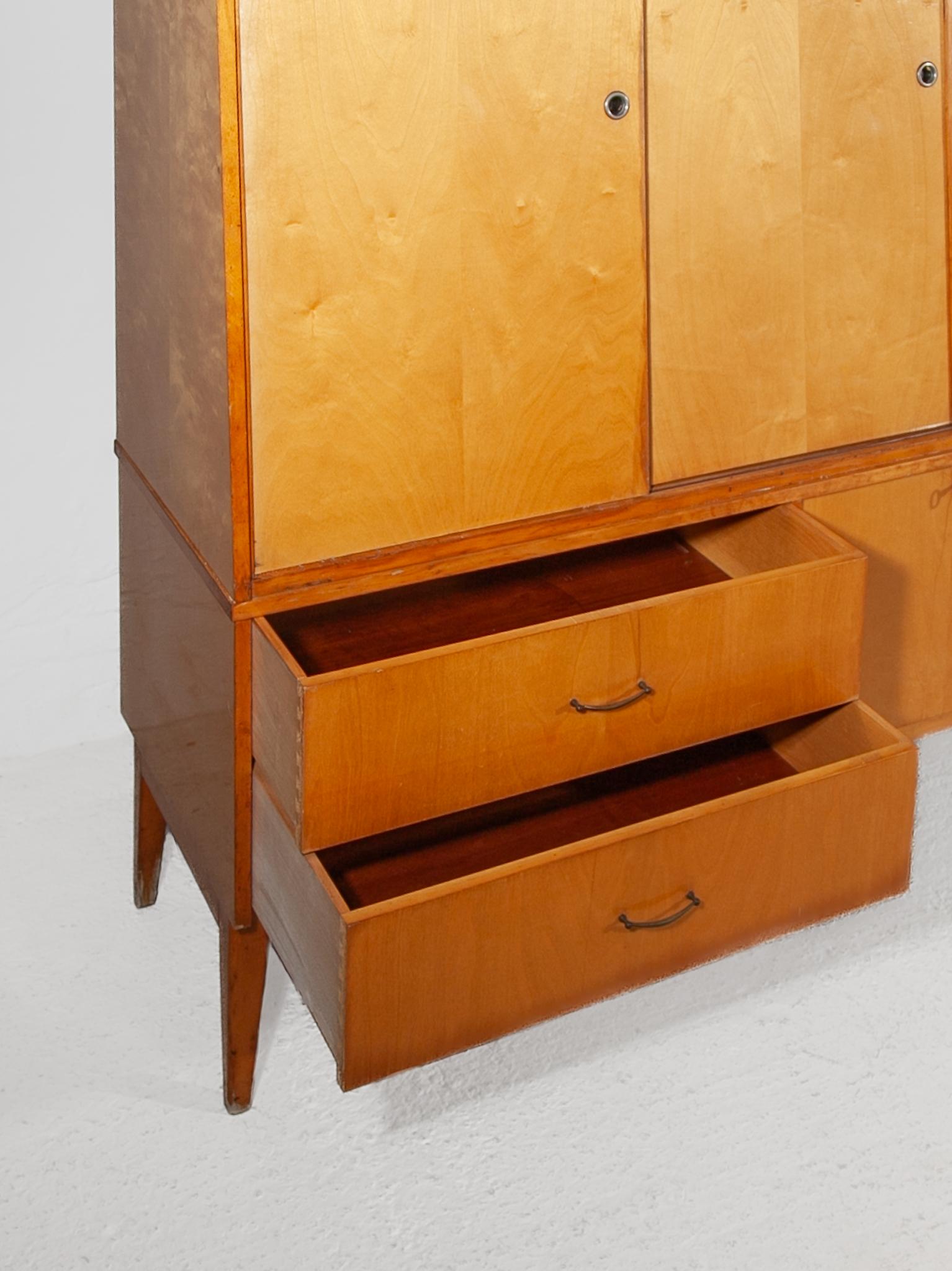 Credenza alta a quattro ante in legno satinato, 1950 in vendita 2