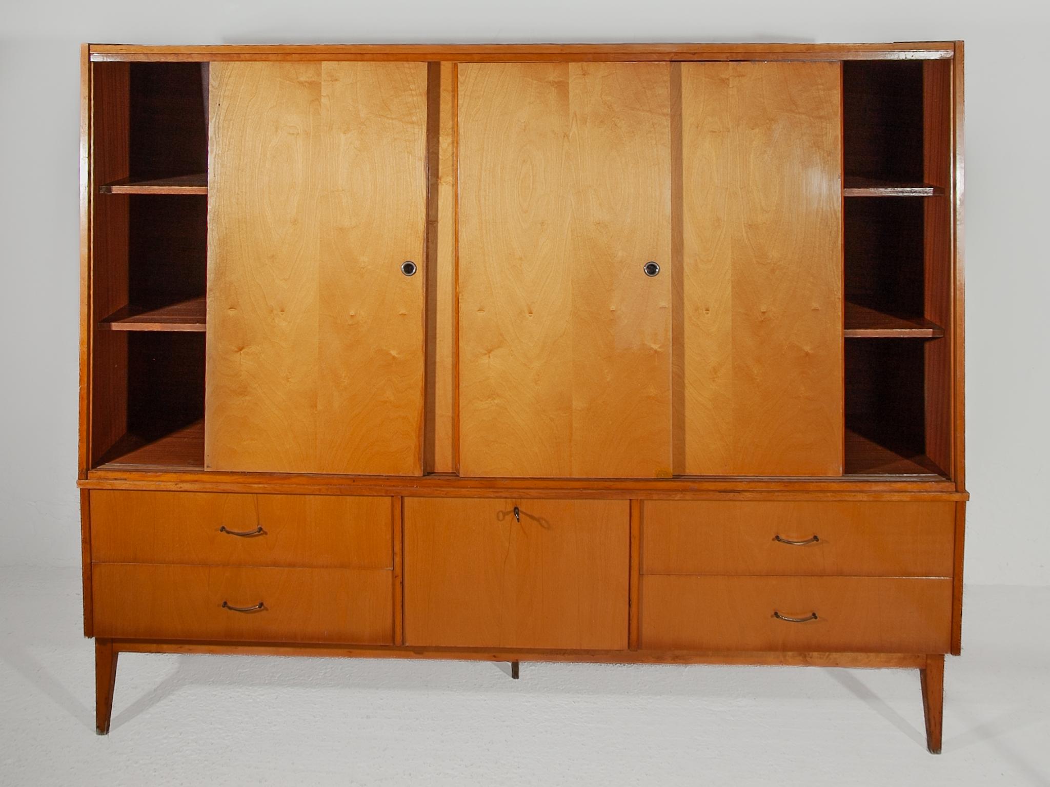 Credenza alta a quattro ante in legno satinato, 1950 in vendita 5