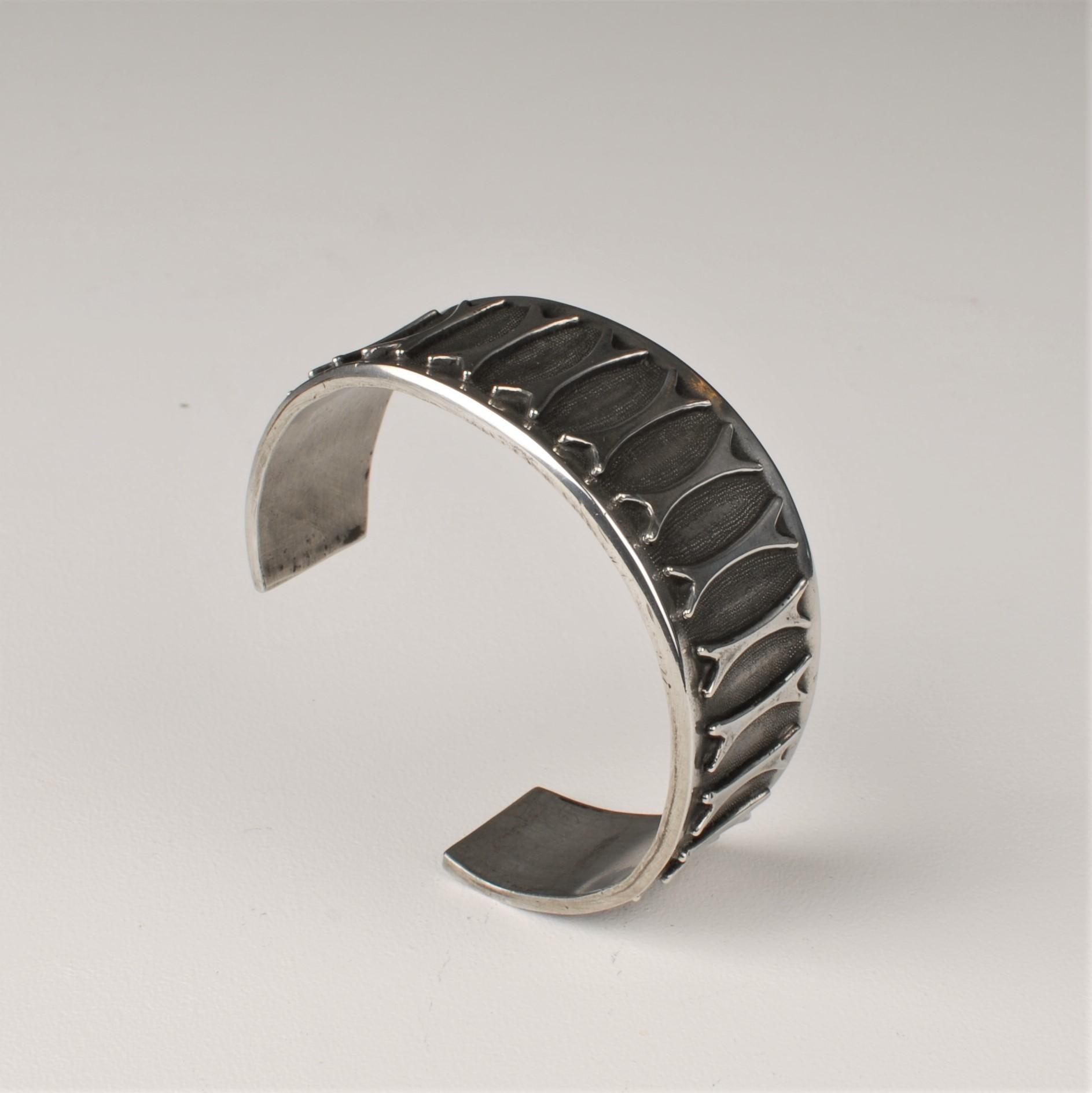Mid-Century Modern Scandinavian Armband in Pewter Måstad Norway, 1960s.
Beautifully Northern esthetics for this cast pewter armband manufactured by Måstad Norway. Marked inside.
Inside measurements
6.5 width, 5 cm height
Easily extendable 1 cm.