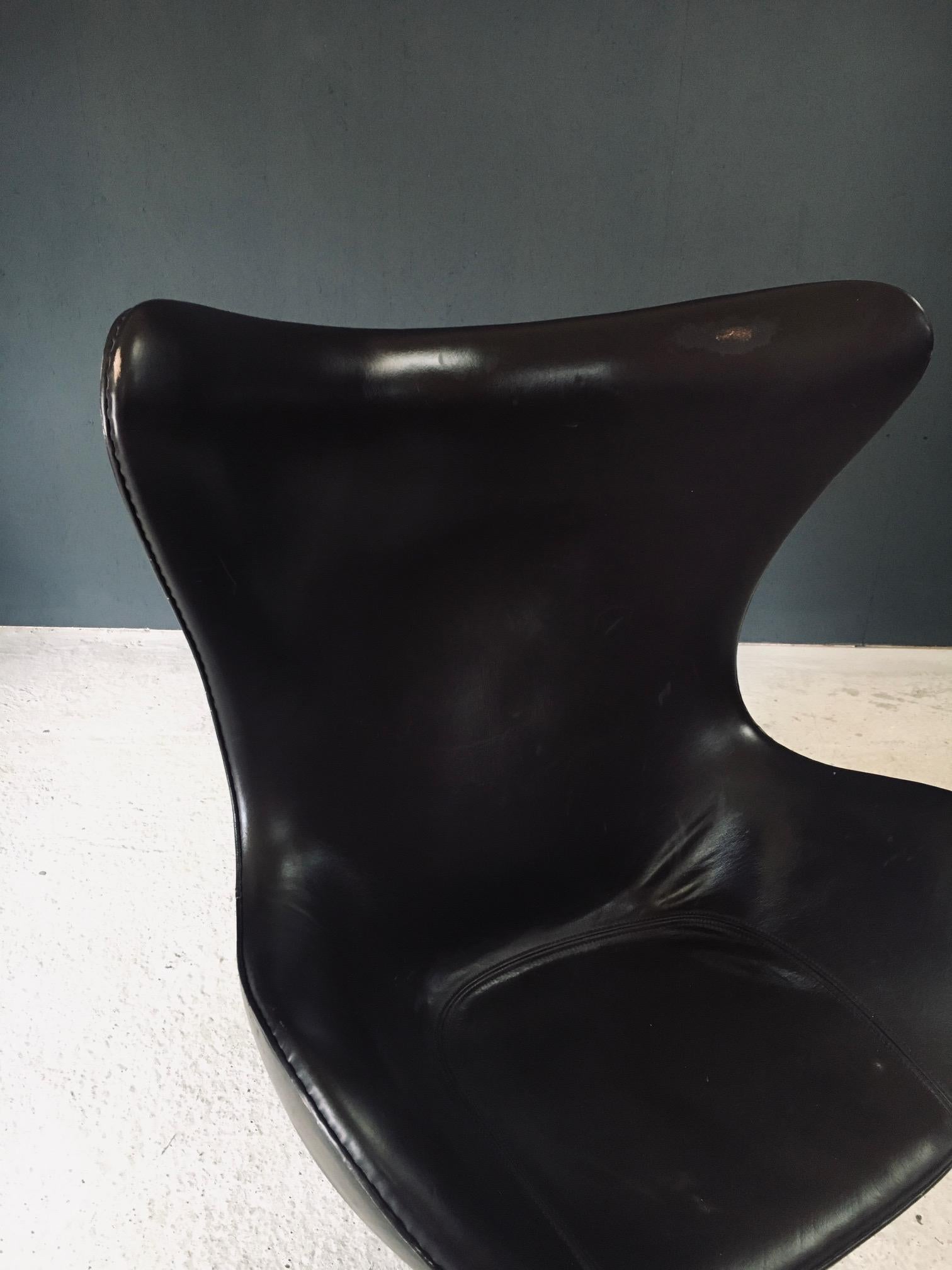 Midcentury Modern Scandinavian Design Leather Egg Chair by Arne Jacobsen en vente 3