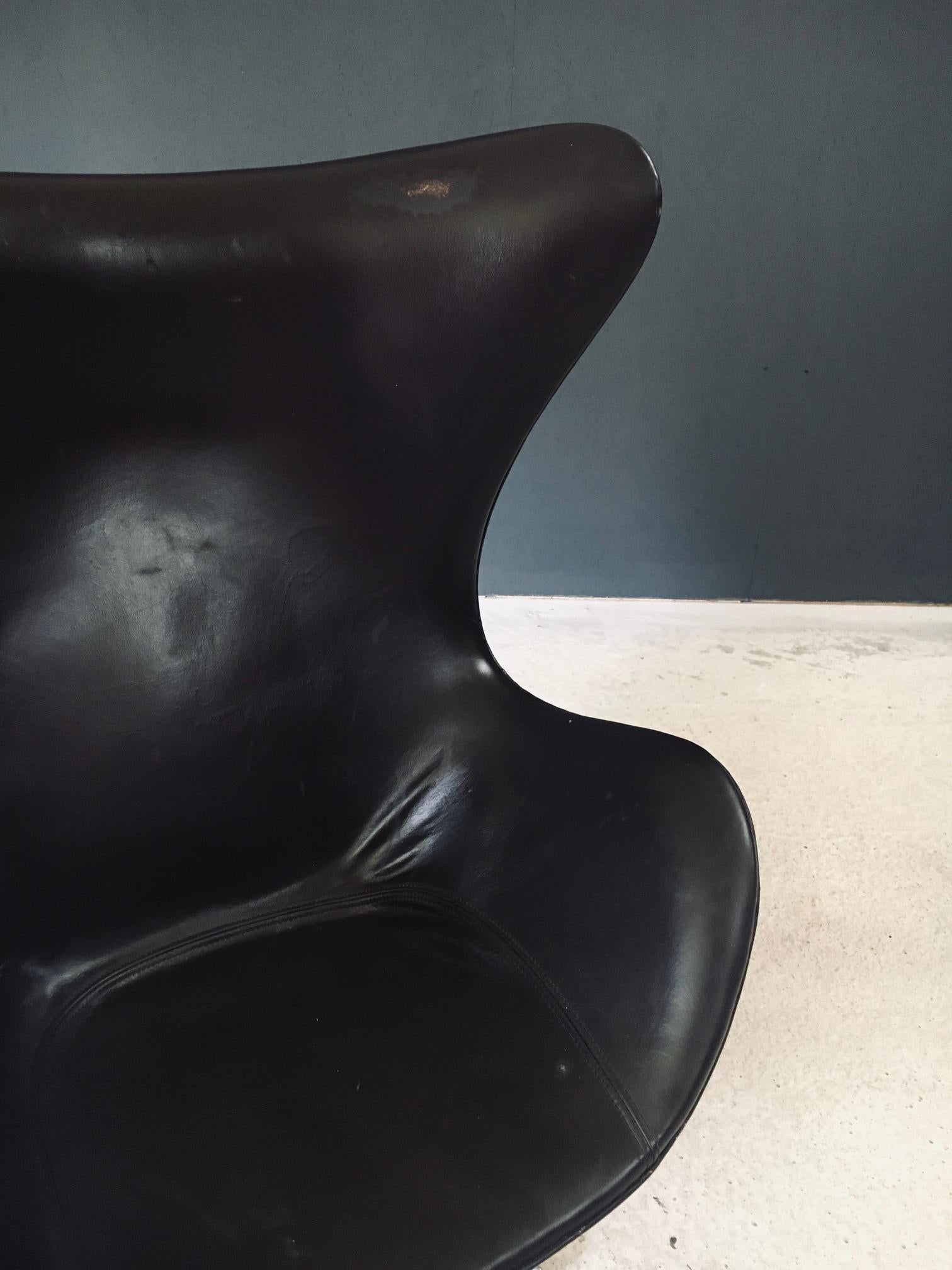 Midcentury Modern Scandinavian Design Leather Egg Chair by Arne Jacobsen en vente 4