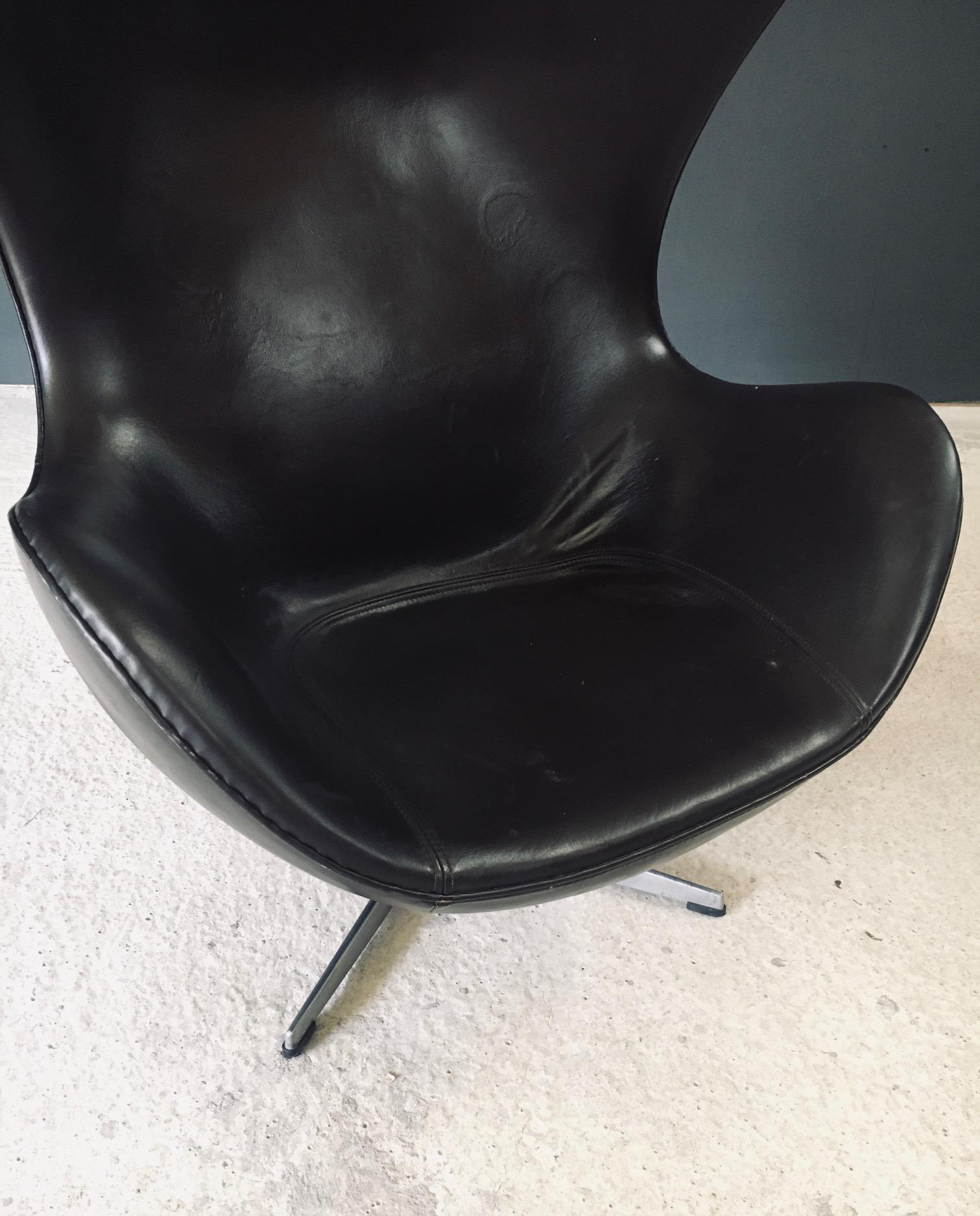 Midcentury Modern Scandinavian Design Leather Egg Chair by Arne Jacobsen en vente 5