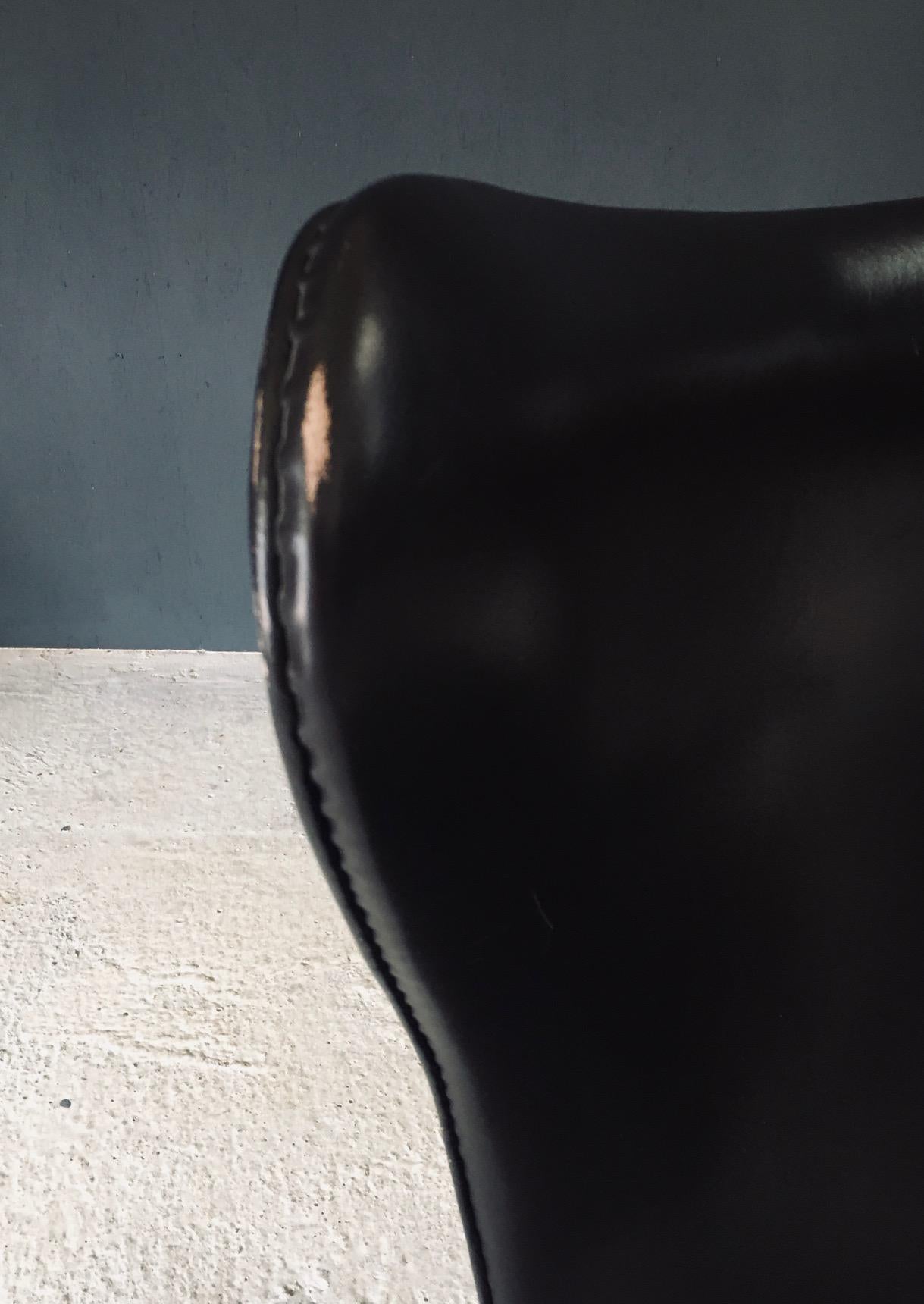 Midcentury Modern Scandinavian Design Leather Egg Chair by Arne Jacobsen en vente 6