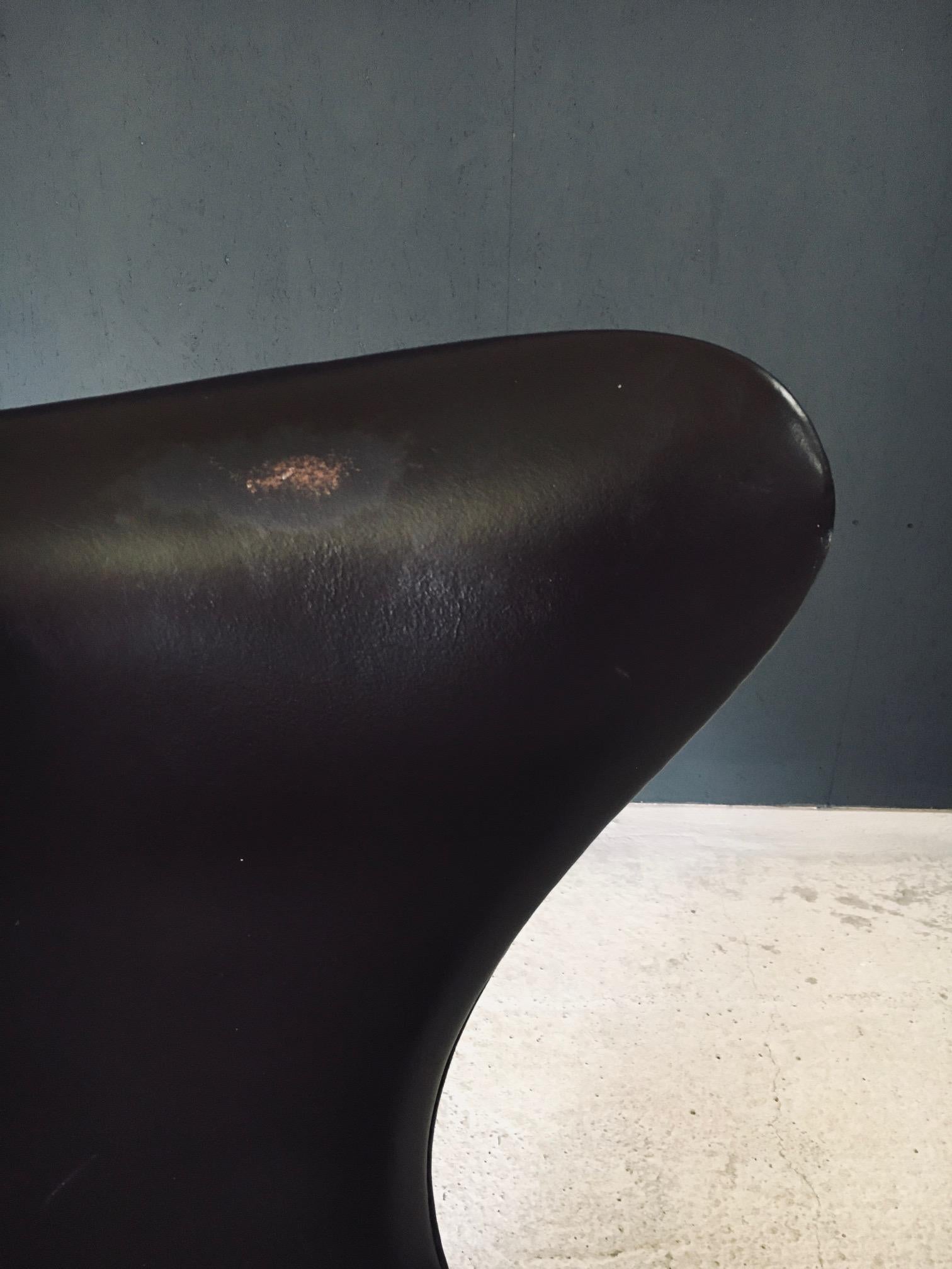 Midcentury Modern Scandinavian Design Leather Egg Chair by Arne Jacobsen en vente 7