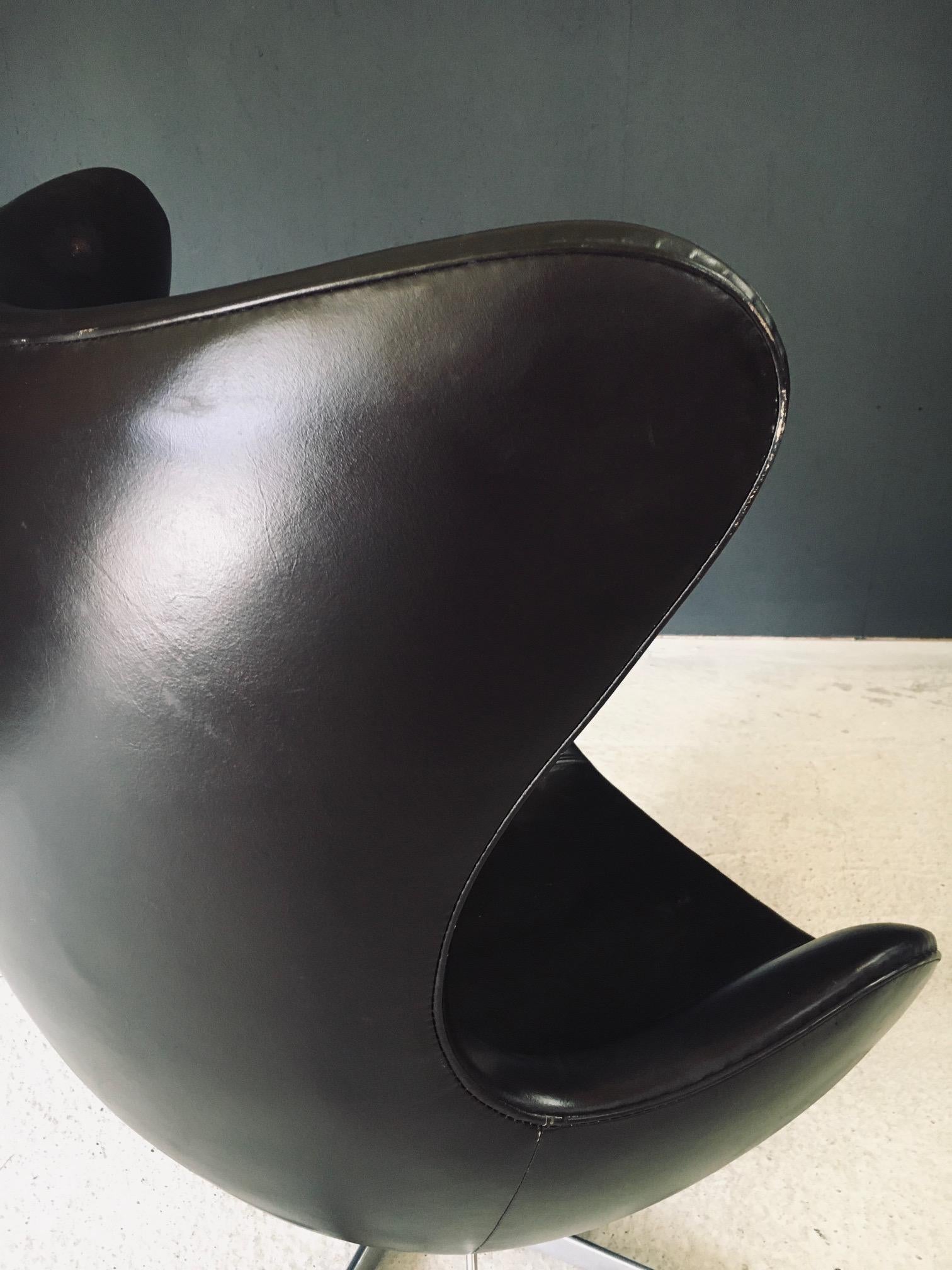 Midcentury Modern Scandinavian Design Leather Egg Chair by Arne Jacobsen en vente 8