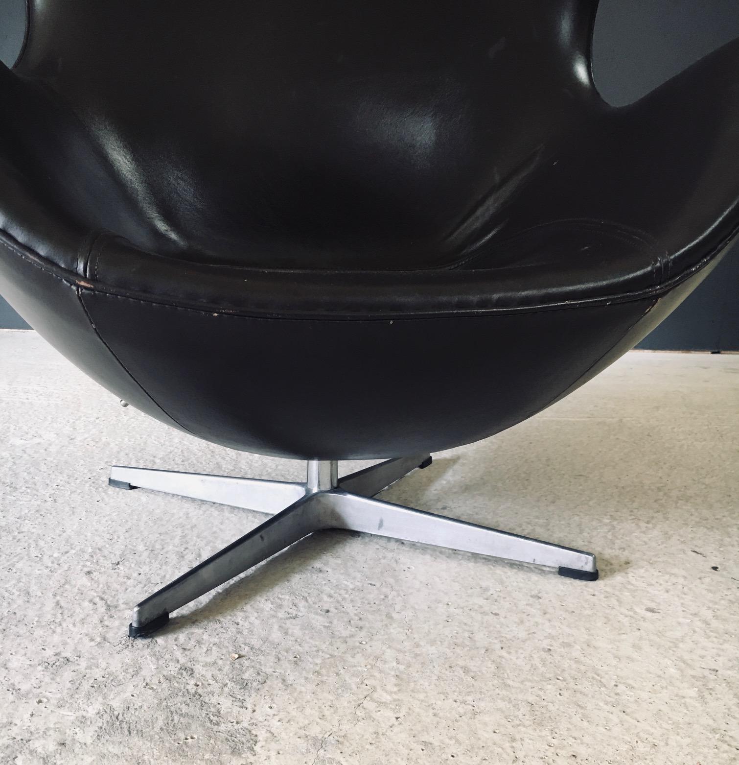 Midcentury Modern Scandinavian Design Leather Egg Chair by Arne Jacobsen en vente 9