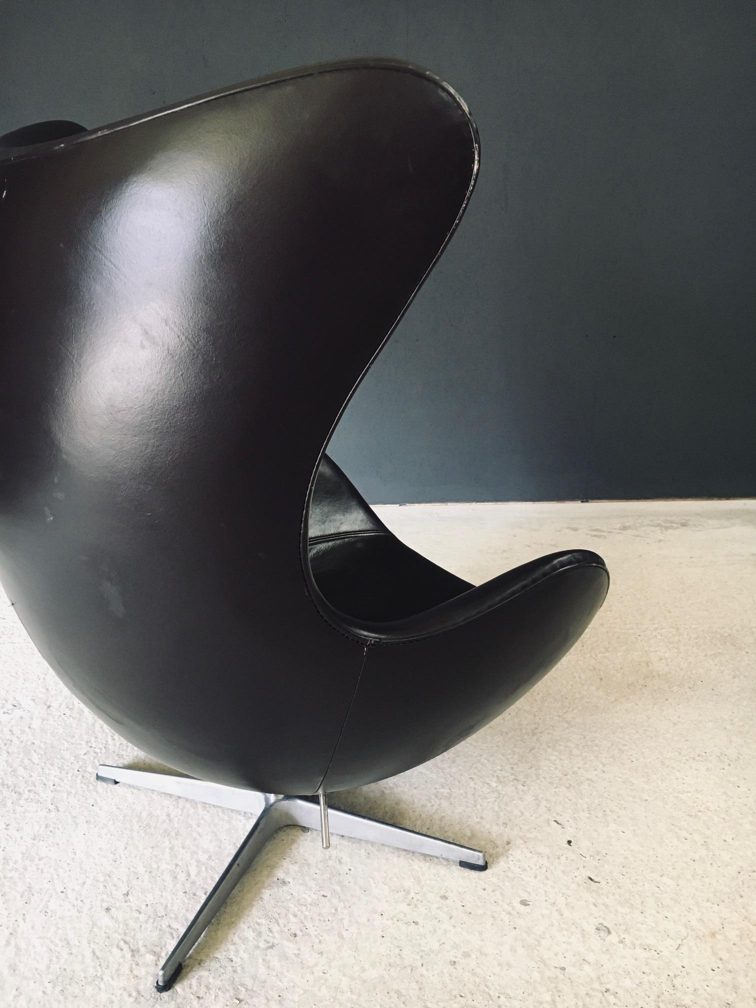 Midcentury Modern Scandinavian Design Leather Egg Chair by Arne Jacobsen en vente 10