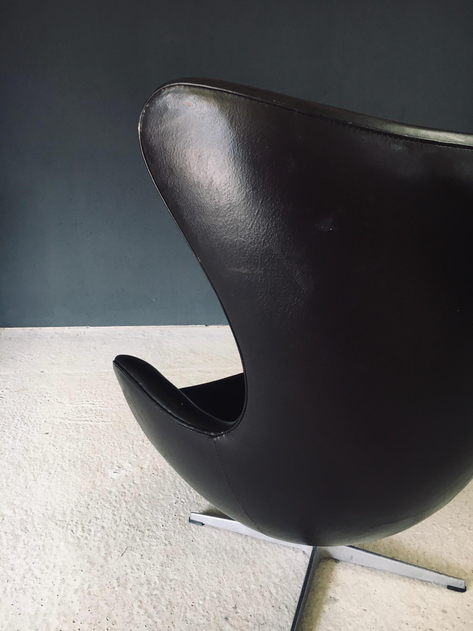 Midcentury Modern Scandinavian Design Leather Egg Chair by Arne Jacobsen en vente 11