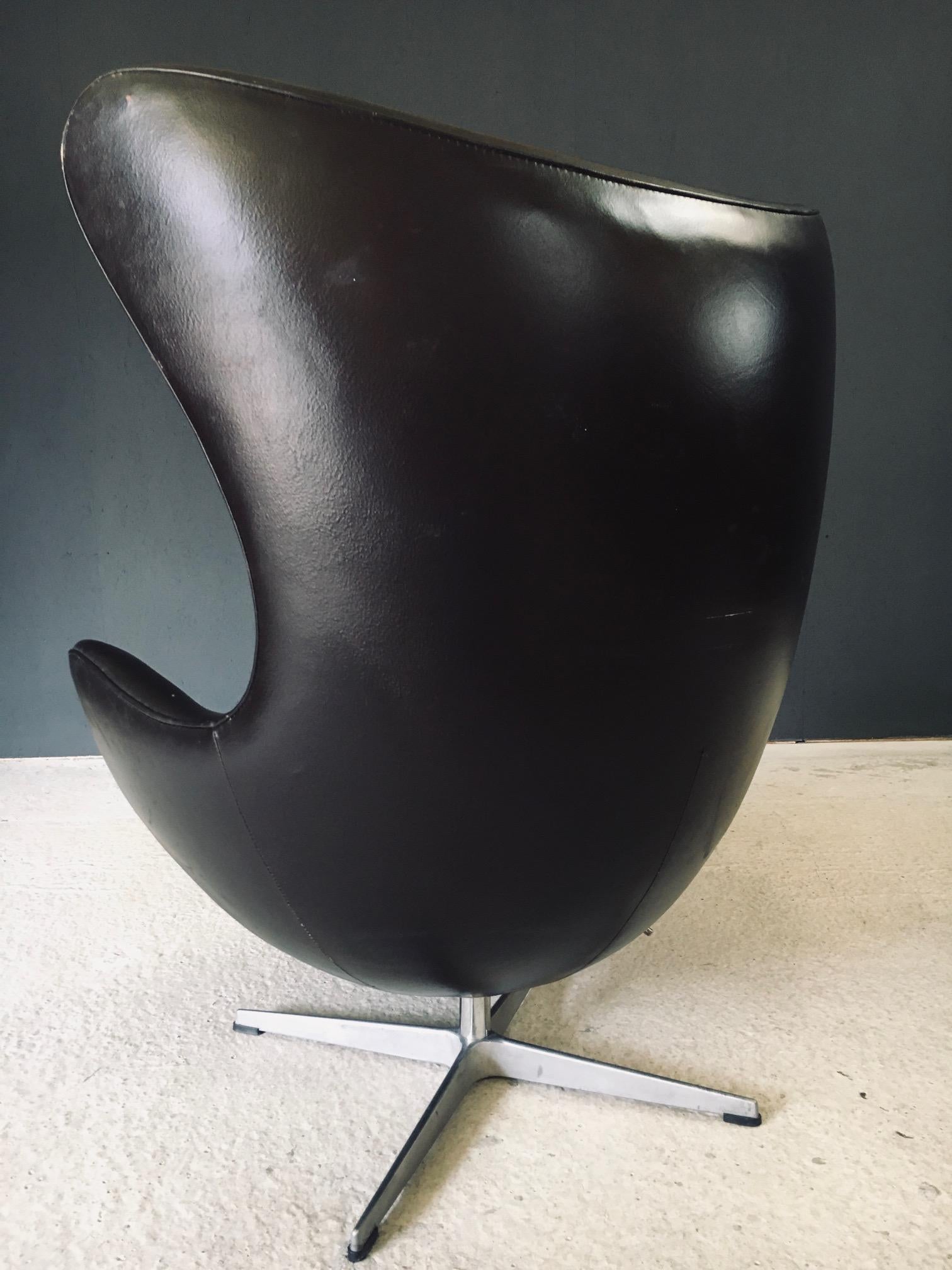 Midcentury Modern Scandinavian Design Leather Egg Chair by Arne Jacobsen en vente 12