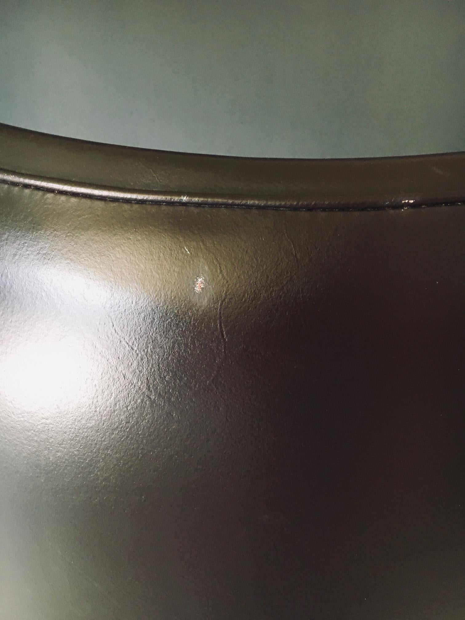 Midcentury Modern Scandinavian Design Leather Egg Chair by Arne Jacobsen en vente 13