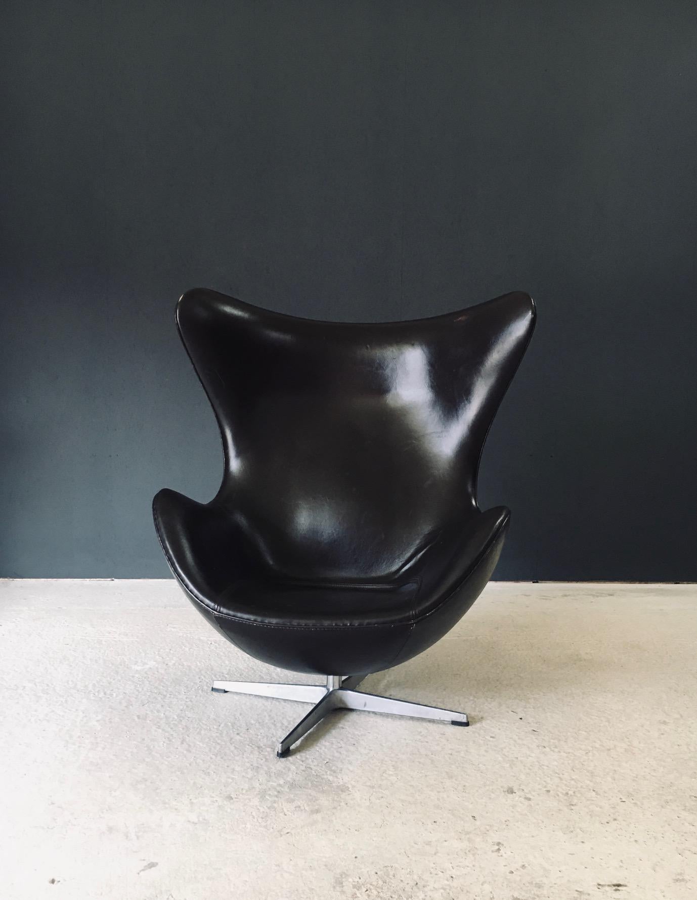 Mid-Century Modern Midcentury Modern Scandinavian Design Leather Egg Chair by Arne Jacobsen en vente
