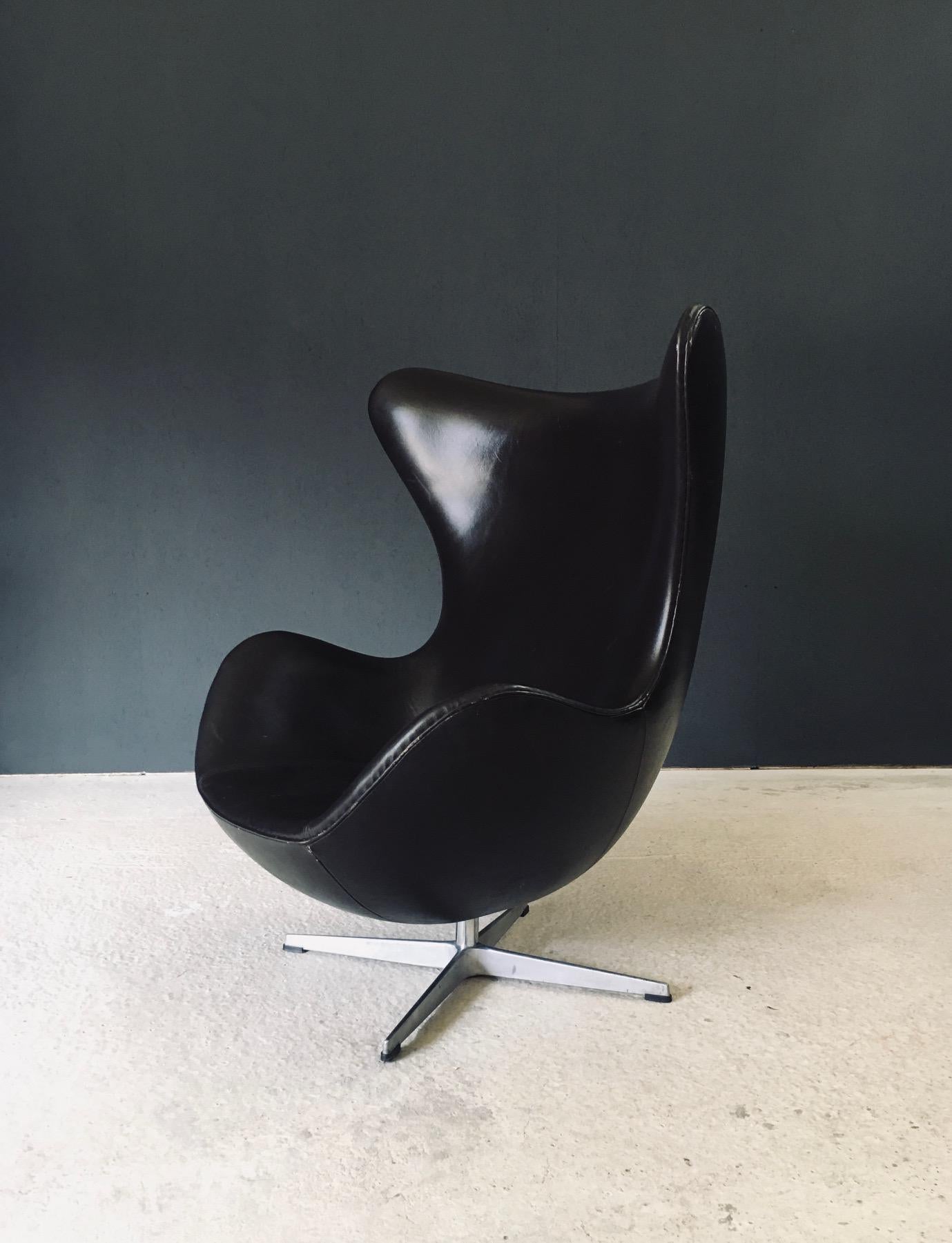 Danois Midcentury Modern Scandinavian Design Leather Egg Chair by Arne Jacobsen en vente