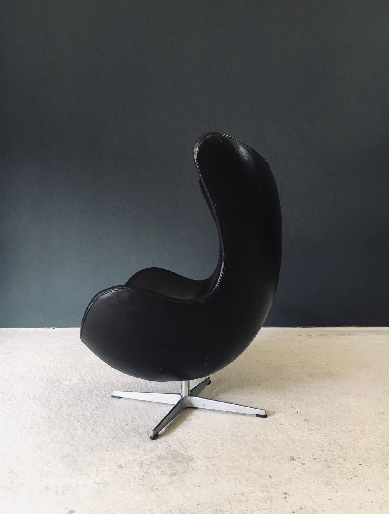 Midcentury Modern Scandinavian Design Leather Egg Chair by Arne Jacobsen État moyen - En vente à Oud-Turnhout, VAN