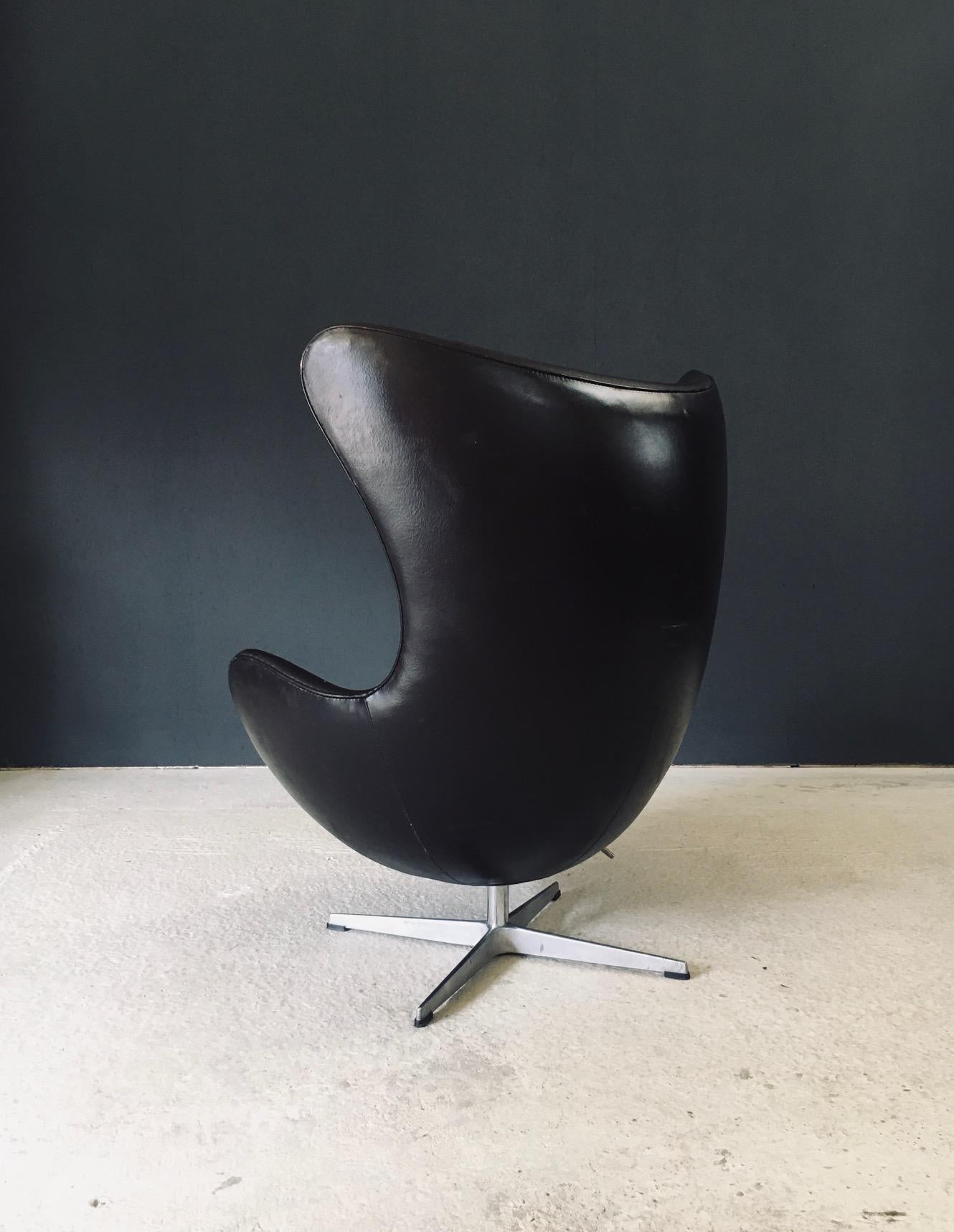 Fin du 20e siècle Midcentury Modern Scandinavian Design Leather Egg Chair by Arne Jacobsen en vente