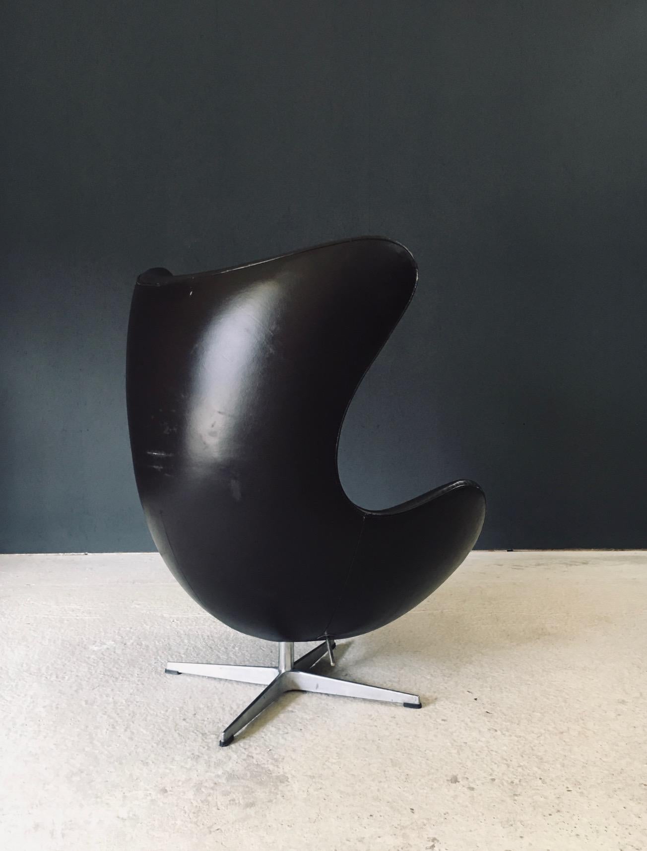 Acier Midcentury Modern Scandinavian Design Leather Egg Chair by Arne Jacobsen en vente