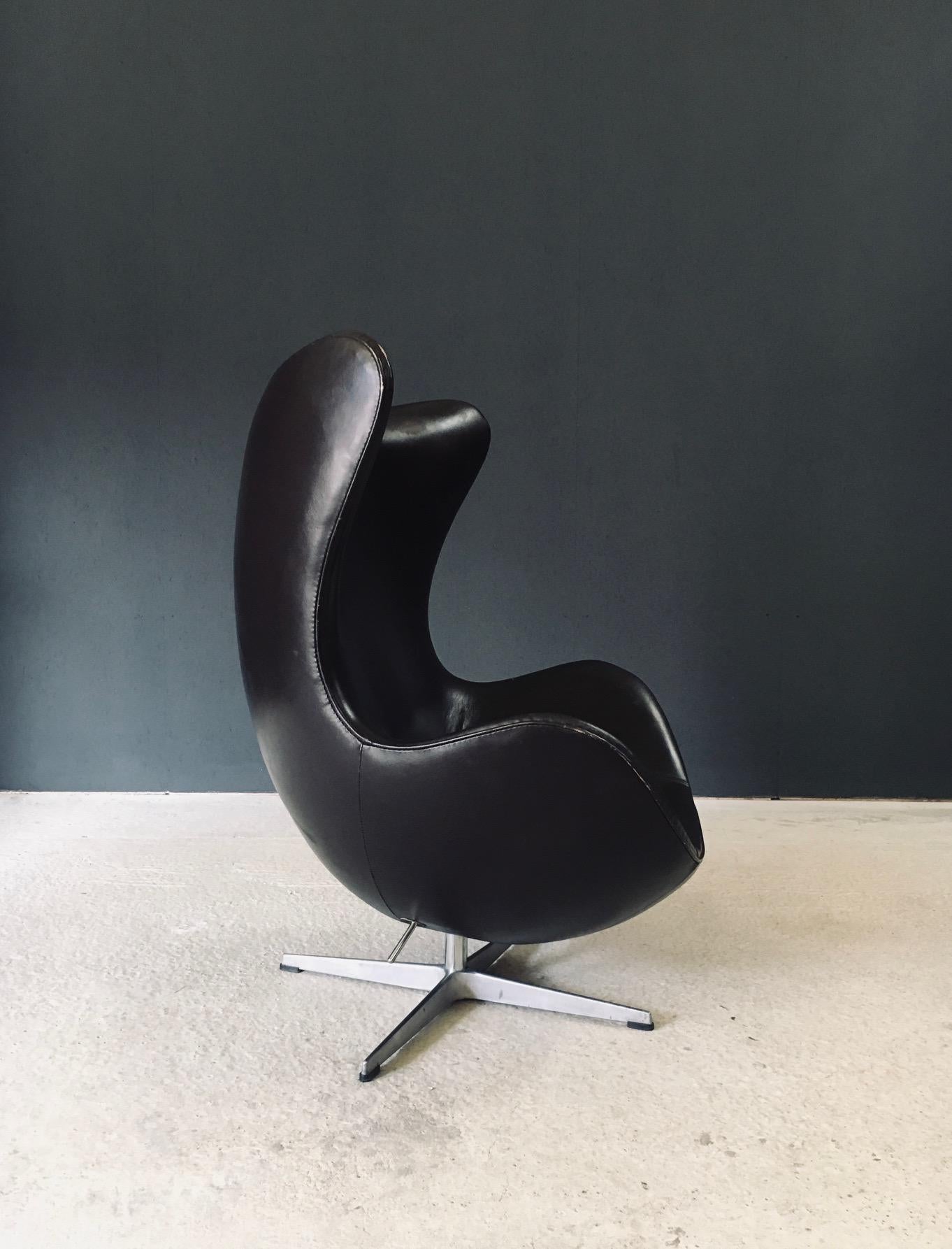 Midcentury Modern Scandinavian Design Leather Egg Chair by Arne Jacobsen en vente 1