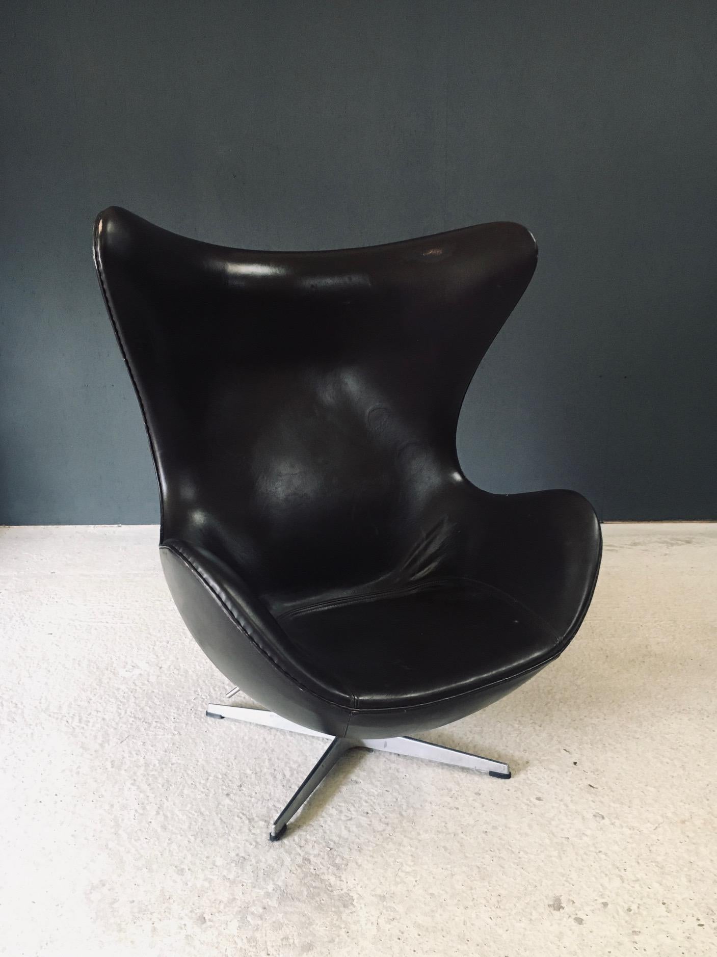 Midcentury Modern Scandinavian Design Leather Egg Chair by Arne Jacobsen en vente 2
