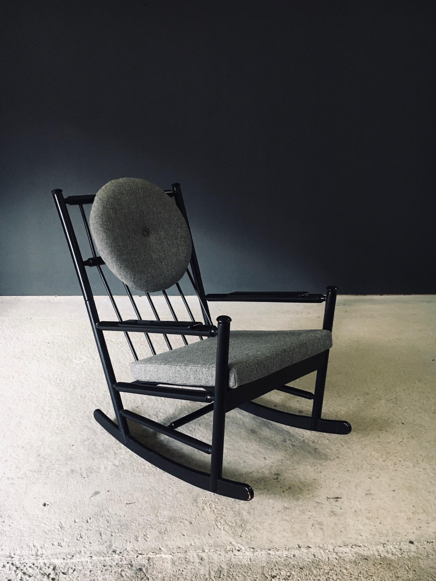 Vintage Midcentury Modern Scandinavian Design Rocking Chair. Fabriqué en Suède, dans les années 1960/70. Structure en bois de hêtre laqué noir avec détails tournés et dossier en fuseau. Il est livré avec de nouveaux coussins faits sur mesure dans un